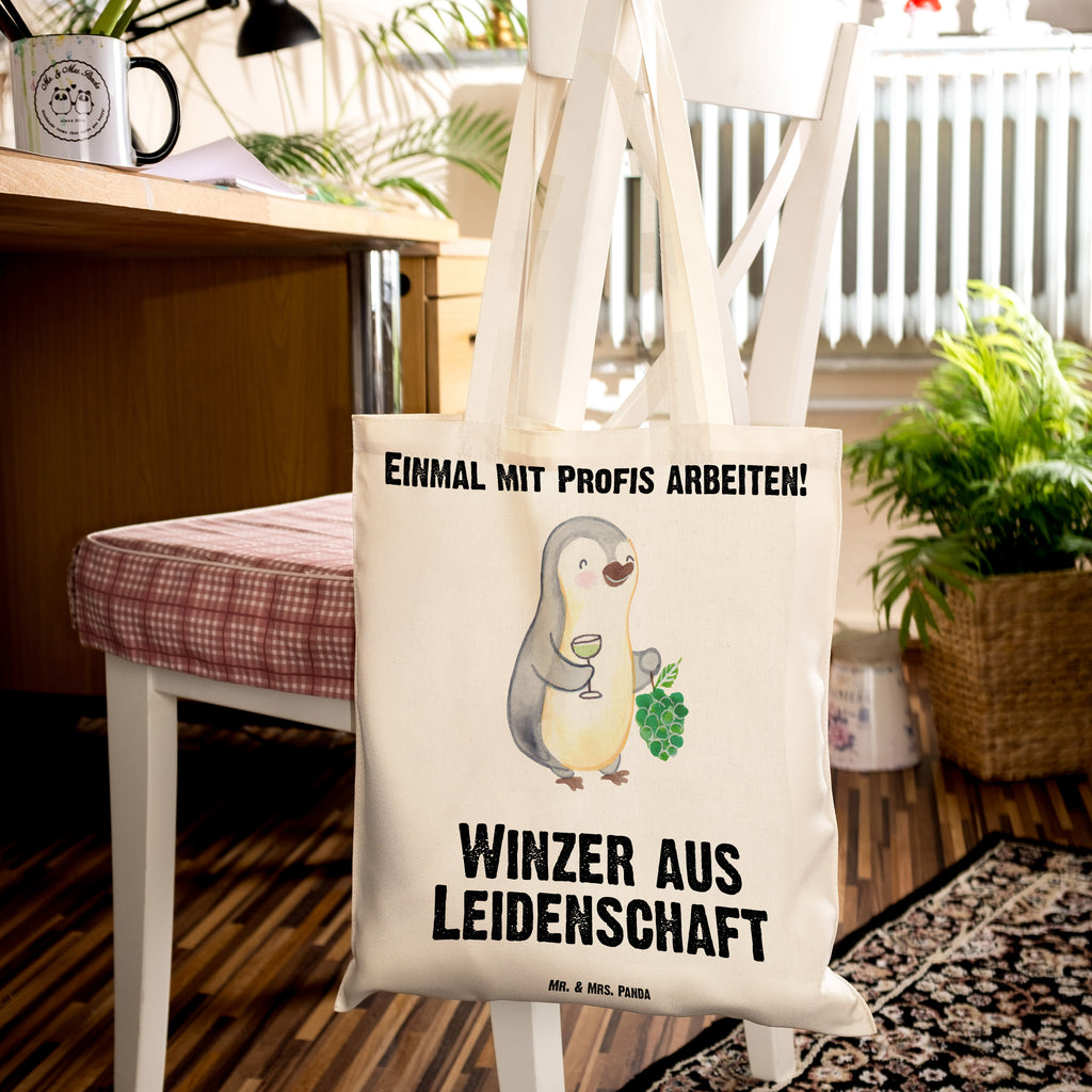 Tragetasche Winzer aus Leidenschaft Beuteltasche, Beutel, Einkaufstasche, Jutebeutel, Stoffbeutel, Tasche, Shopper, Umhängetasche, Strandtasche, Schultertasche, Stofftasche, Tragetasche, Badetasche, Jutetasche, Einkaufstüte, Laptoptasche, Beruf, Ausbildung, Jubiläum, Abschied, Rente, Kollege, Kollegin, Geschenk, Schenken, Arbeitskollege, Mitarbeiter, Firma, Danke, Dankeschön