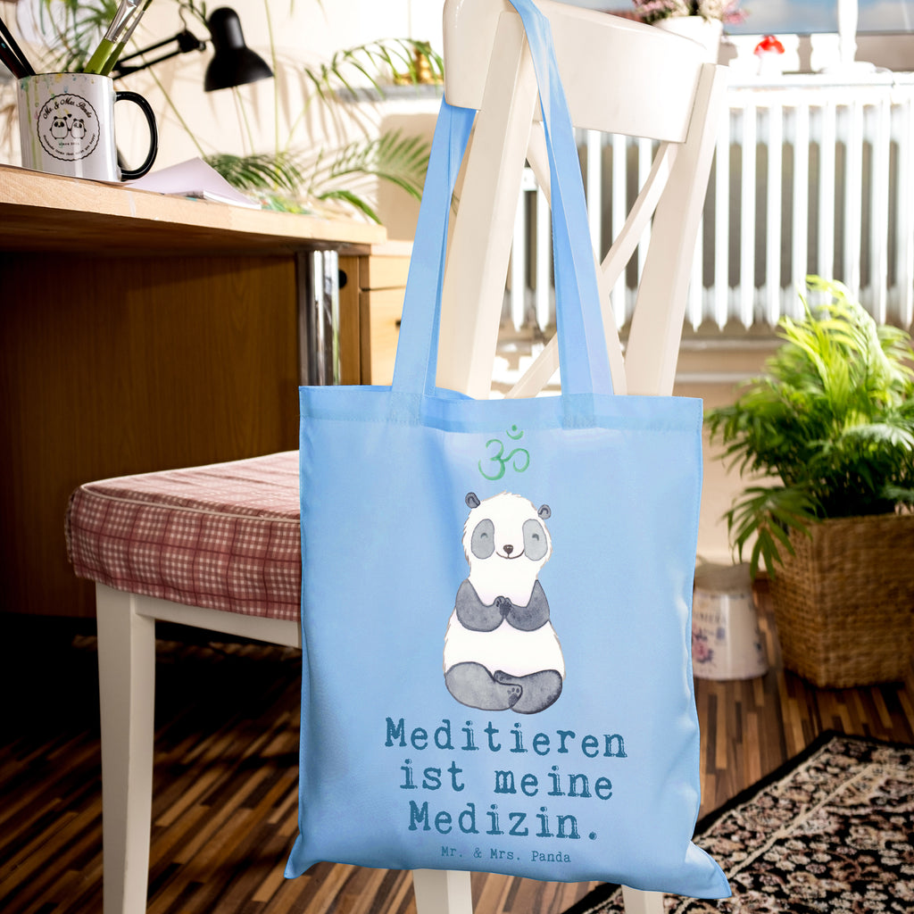 Tragetasche Panda Meditieren Medizin Beuteltasche, Beutel, Einkaufstasche, Jutebeutel, Stoffbeutel, Tasche, Shopper, Umhängetasche, Strandtasche, Schultertasche, Stofftasche, Tragetasche, Badetasche, Jutetasche, Einkaufstüte, Laptoptasche, Geschenk, Sport, Sportart, Hobby, Schenken, Danke, Dankeschön, Auszeichnung, Gewinn, Sportler, Meditieren, Meditation, Meditationskurs