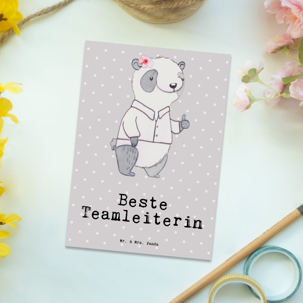 Postkarte Panda Beste Teamleiterin Postkarte, Karte, Geschenkkarte, Grußkarte, Einladung, Ansichtskarte, Geburtstagskarte, Einladungskarte, Dankeskarte, Ansichtskarten, Einladung Geburtstag, Einladungskarten Geburtstag, für, Dankeschön, Geschenk, Schenken, Geburtstag, Geburtstagsgeschenk, Geschenkidee, Danke, Bedanken, Mitbringsel, Freude machen, Geschenktipp, Teamleiterin, Seminarleiterin, Gruppenleiterin, Leiterin, Kollegin, Chefin, Vorgesetzte, Abschied, Abschiedsgeschenk, Ruhestand