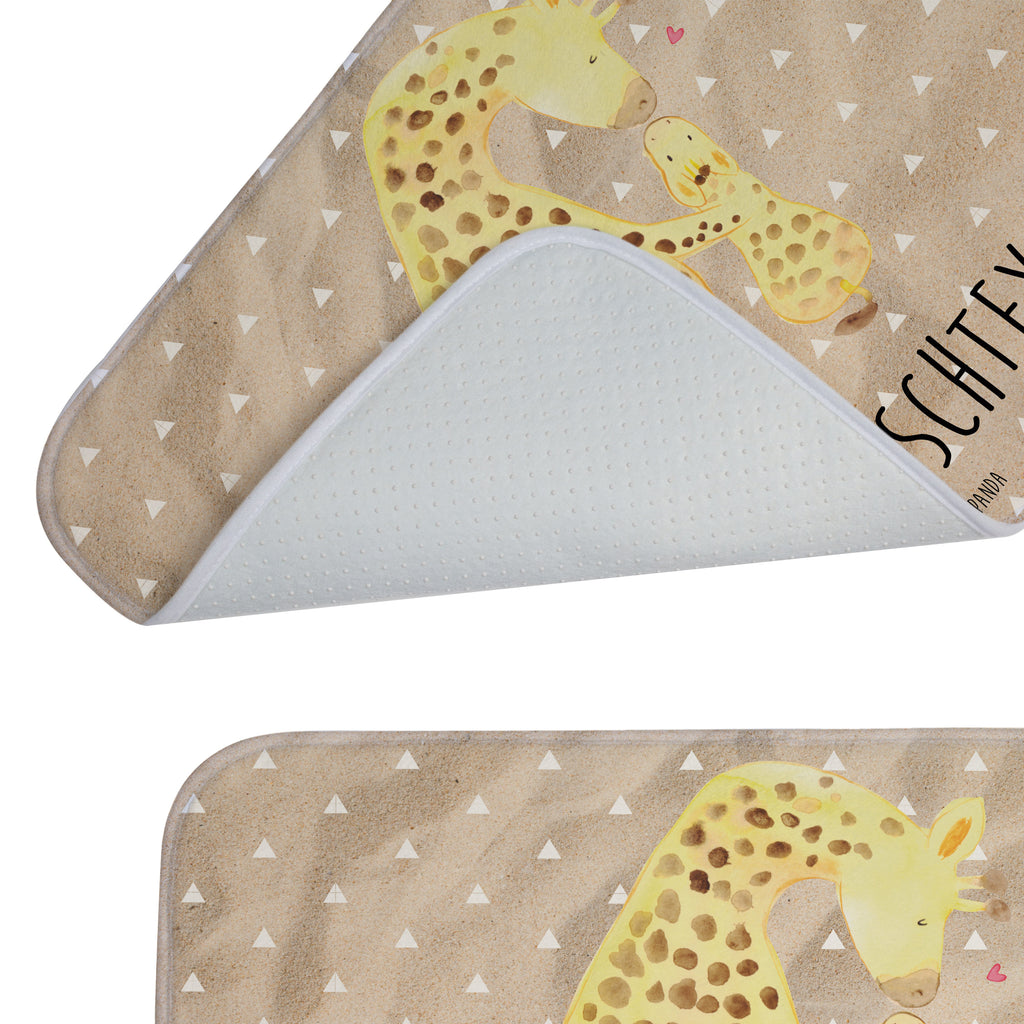 Personalisierter Badvorleger Giraffe mit Kind Personalisierte Badematte, Personalisierter Badteppich, Personalisierter Duschvorleger, Personalisierter Badezimmerteppich, Personalisierter Badezimmermatte, Personalisierter Badvorleger, Personalisierter Duschmatte, Personalisierter Duschteppich, Badematte mit Namen, Badteppich mit Namen, Duschvorleger mit Namen, Badezimmerteppich mit Namen, Badezimmermatte mit Namen, Badvorleger mit Namen, Duschmatte mit Namen, Duschteppich mit Namen, Wunschtext, Badvorleger selbst bedrucken, Wunschname, Personalisieren, Afrika, Wildtiere, Giraffe, Kind, Mutter, Mama, Tochter, Sohn, Lieblingsmensch