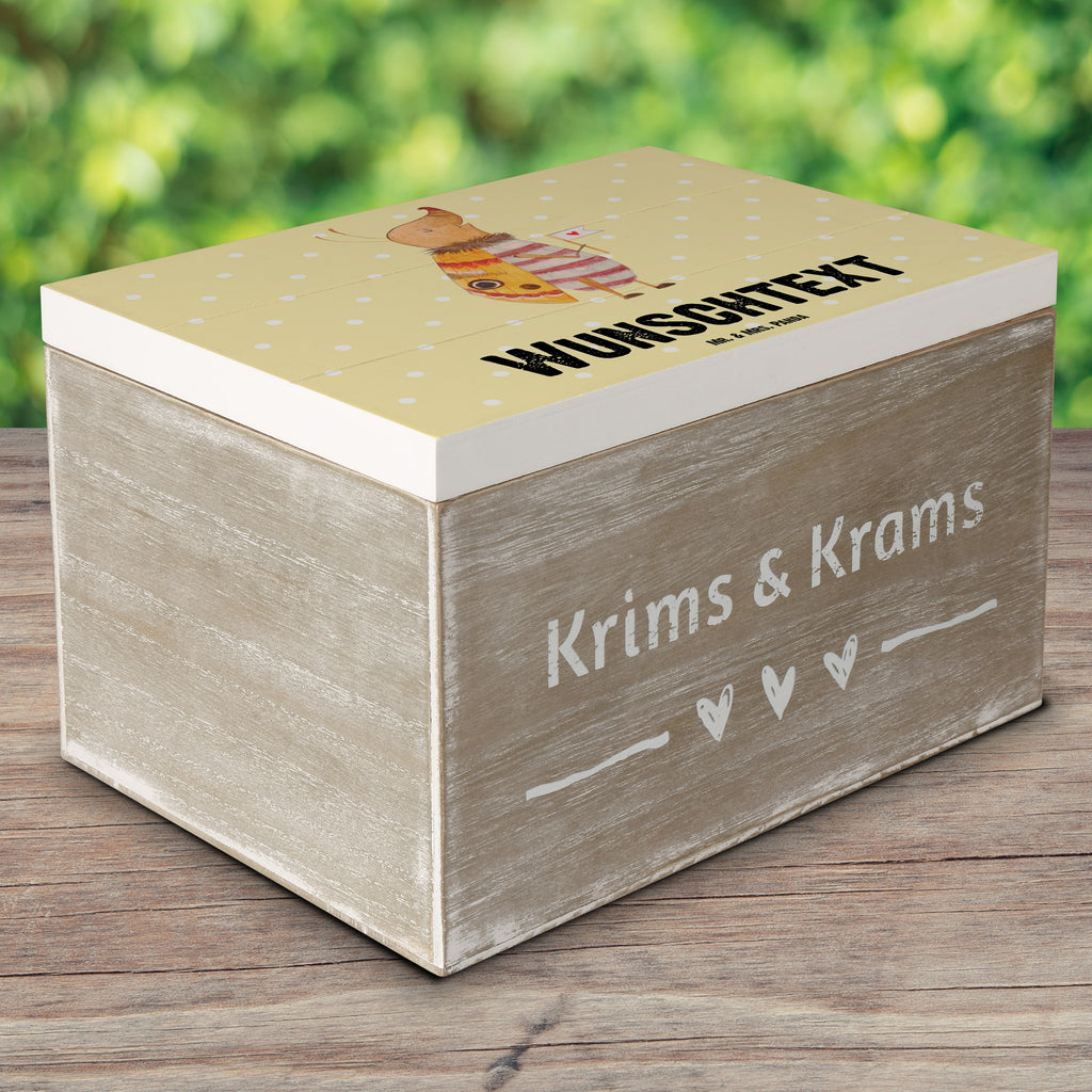 Personalisierte Holzkiste Nachtfalter Fähnchen Holzkiste mit Namen, Kiste mit Namen, Schatzkiste mit Namen, Truhe mit Namen, Schatulle mit Namen, Erinnerungsbox mit Namen, Erinnerungskiste, mit Namen, Dekokiste mit Namen, Aufbewahrungsbox mit Namen, Holzkiste Personalisiert, Kiste Personalisiert, Schatzkiste Personalisiert, Truhe Personalisiert, Schatulle Personalisiert, Erinnerungsbox Personalisiert, Erinnerungskiste Personalisiert, Dekokiste Personalisiert, Aufbewahrungsbox Personalisiert, Geschenkbox personalisiert, GEschenkdose personalisiert, Tiermotive, Gute Laune, lustige Sprüche, Tiere, Nachtfalter, Käfer, Spruch lustig, Spruch witzig, süß, niedlich, Küche Deko, Was kostet die Welt