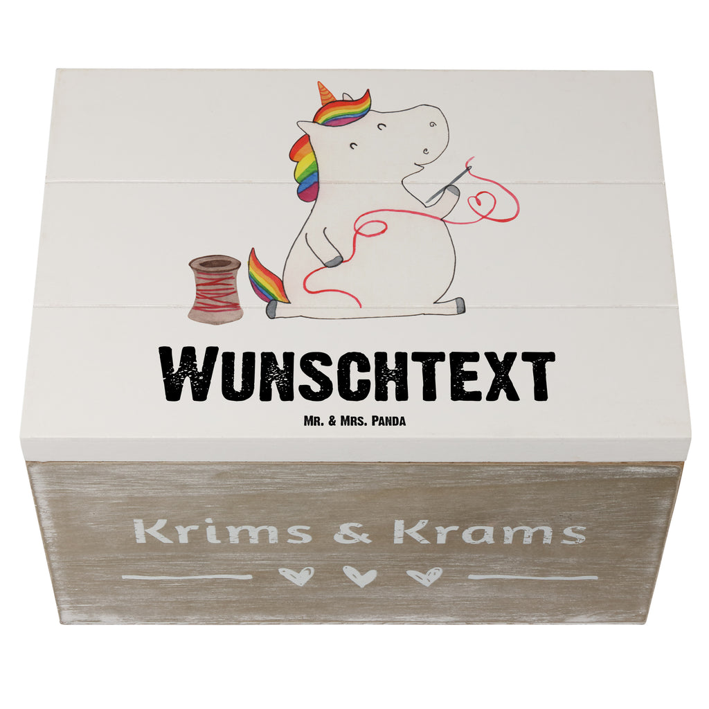 Personalisierte Holzkiste Einhorn Näherin Holzkiste mit Namen, Kiste mit Namen, Schatzkiste mit Namen, Truhe mit Namen, Schatulle mit Namen, Erinnerungsbox mit Namen, Erinnerungskiste, mit Namen, Dekokiste mit Namen, Aufbewahrungsbox mit Namen, Holzkiste Personalisiert, Kiste Personalisiert, Schatzkiste Personalisiert, Truhe Personalisiert, Schatulle Personalisiert, Erinnerungsbox Personalisiert, Erinnerungskiste Personalisiert, Dekokiste Personalisiert, Aufbewahrungsbox Personalisiert, Geschenkbox personalisiert, GEschenkdose personalisiert, Einhorn, Einhörner, Einhorn Deko, Pegasus, Unicorn, Näherin, nähen, Mädchen, Freundin, Häkeln, Stricken, basteln, Nähzimmer