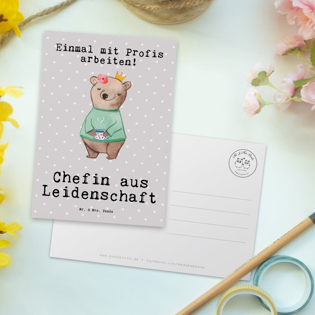 Postkarte Chefin aus Leidenschaft Postkarte, Karte, Geschenkkarte, Grußkarte, Einladung, Ansichtskarte, Geburtstagskarte, Einladungskarte, Dankeskarte, Ansichtskarten, Einladung Geburtstag, Einladungskarten Geburtstag, Beruf, Ausbildung, Jubiläum, Abschied, Rente, Kollege, Kollegin, Geschenk, Schenken, Arbeitskollege, Mitarbeiter, Firma, Danke, Dankeschön, CEO, Chefin, Führungskraft, Geschäftsinhaberin, Firmeninhaberin, Unternehmensinhaberin, Direktorin, Leiterin