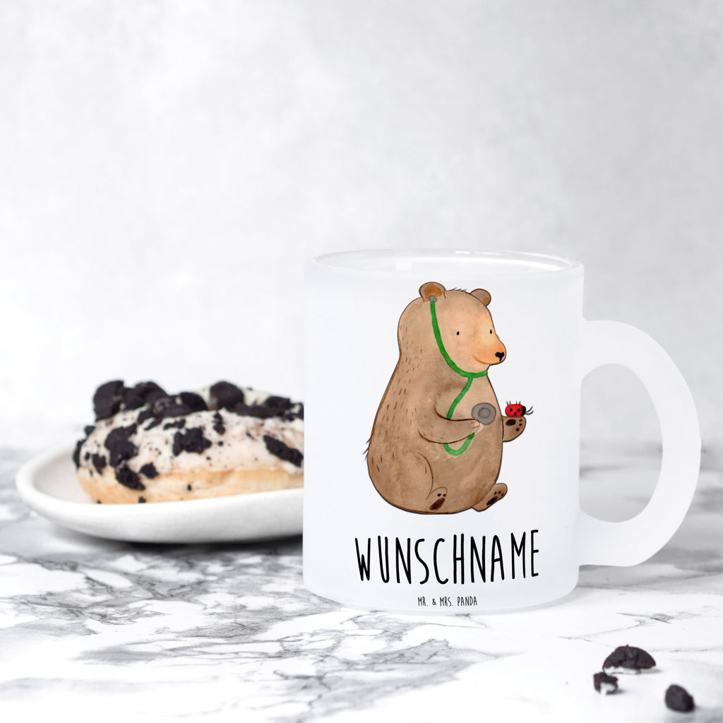 Personalisierte Teetasse Bär Arzt Personalisierte Teetasse, Personalisiertes Teeglas, Personalisierter Teebecher, Personalisierte Glas Teetasse, Personalisierte Teetasse aus Glas, Teetasse mit Namen, Teeglas mit Namen, Teebecher mit Namen, Glas Teetasse mit Namen, Teetasse aus Glas mit Namen, Teetasse Wunschname, Teetasse selbst gestalten., Bär, Teddy, Teddybär, Arzt, Ärztin, Doktor, Professor, Doktorin, Professorin