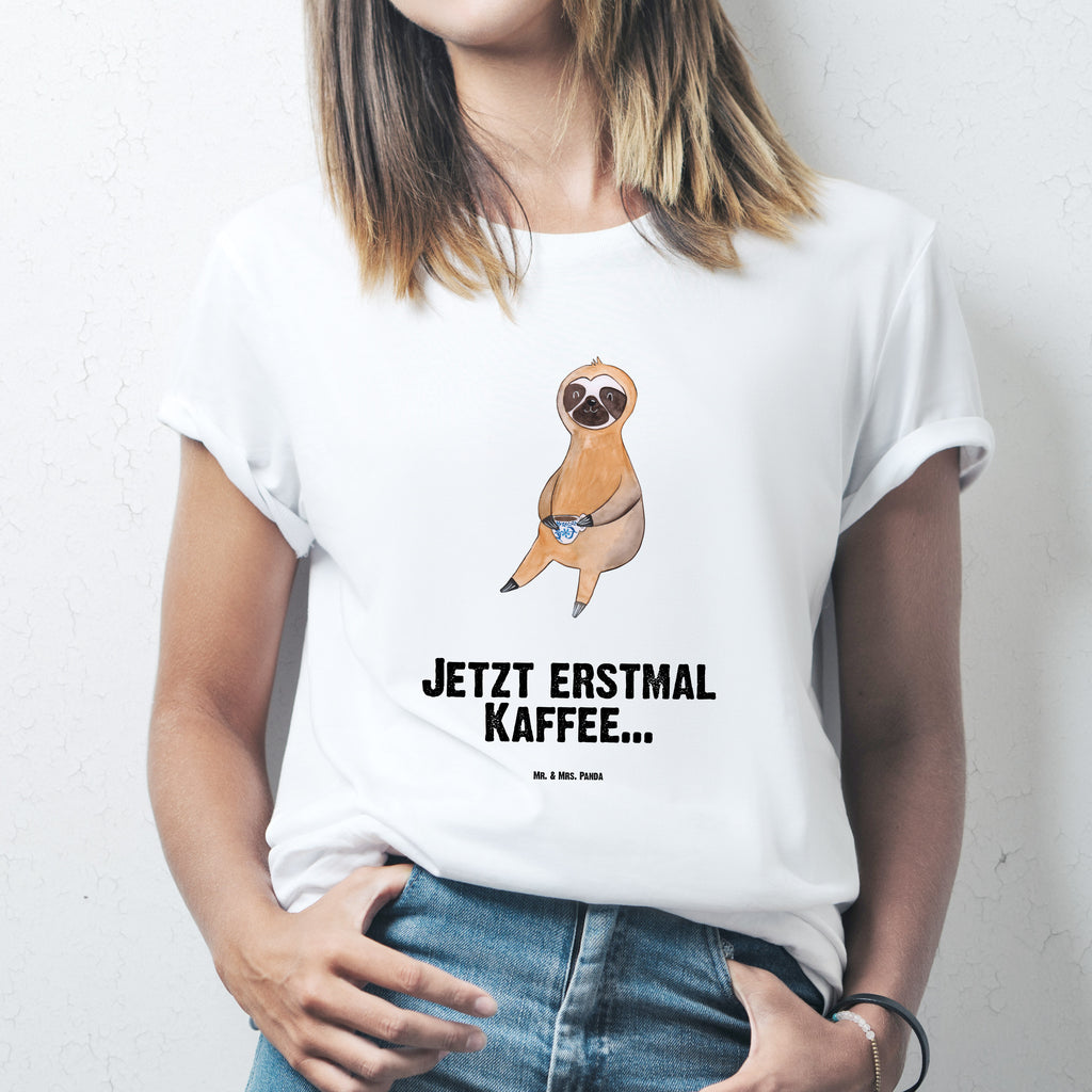 T-Shirt Standard Faultier Kaffee T-Shirt, Shirt, Tshirt, Lustiges T-Shirt, T-Shirt mit Spruch, Party, Junggesellenabschied, Jubiläum, Geburstag, Herrn, Damen, Männer, Frauen, Schlafshirt, Nachthemd, Sprüche, Faultier, Faultier Geschenk, Faultier Deko, Faultiere, faul, Lieblingstier, Kaffee, erster Kaffee, Morgenmuffel, Frühaufsteher, Kaffeetasse, Genießer, Coffee, Kaffeegetränk