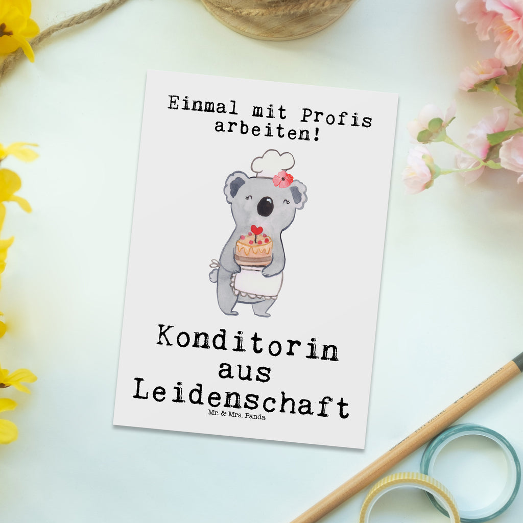 Postkarte Konditorin aus Leidenschaft Postkarte, Karte, Geschenkkarte, Grußkarte, Einladung, Ansichtskarte, Geburtstagskarte, Einladungskarte, Dankeskarte, Ansichtskarten, Einladung Geburtstag, Einladungskarten Geburtstag, Beruf, Ausbildung, Jubiläum, Abschied, Rente, Kollege, Kollegin, Geschenk, Schenken, Arbeitskollege, Mitarbeiter, Firma, Danke, Dankeschön, Konditorin, Kuchenbäckerin, Patissierin, Confiseurin, Bäckerin