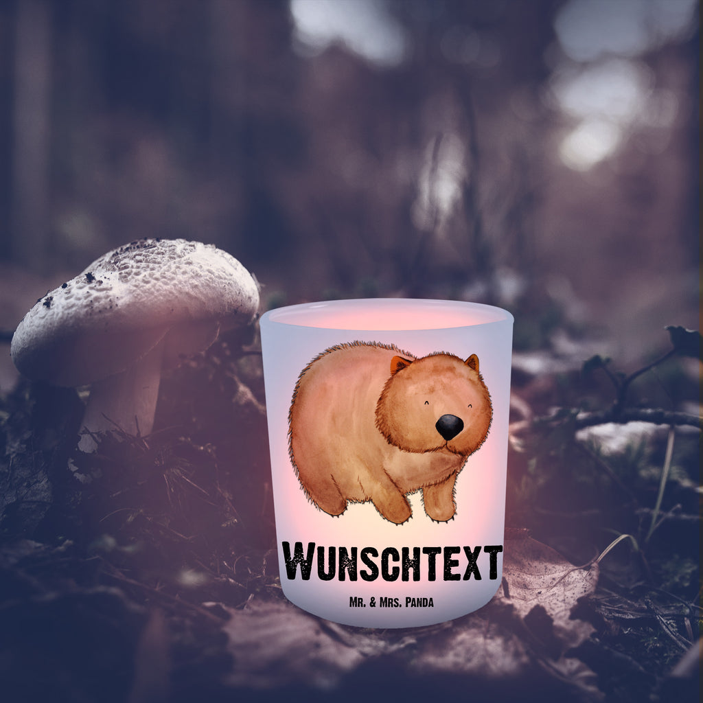 Personalisiertes Windlicht Wombat Personalisiertes Windlicht, Personalisiertes Windlicht Glas, Personalisiertes Teelichtglas, Personalisierter Teelichthalter, Personalisiertes Kerzenglas, Personalisierte Kerze, Personalisiertes Teelicht, Windlicht mit Namen, Windlicht Glas mit Namen, Teelichtglas mit Namen, Teelichthalter mit Namen, Teelichter mit Namen, Kerzenglas mit Namen, Kerze mit Namen, Teelicht mit Namen, Namenspersonalisierung, Name, selbst gestalten, Wunschtext, Bedrucken, Tiermotive, Gute Laune, lustige Sprüche, Tiere, Wombat, Das Leben ist schön, Motivation, Spruch, Australien