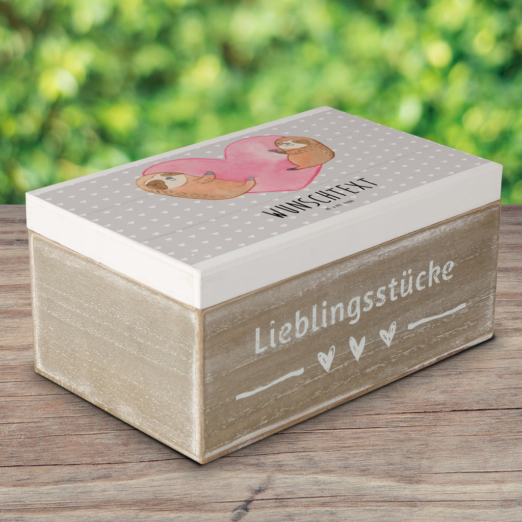 Personalisierte Holzkiste Faultiere Herz Holzkiste mit Namen, Kiste mit Namen, Schatzkiste mit Namen, Truhe mit Namen, Schatulle mit Namen, Erinnerungsbox mit Namen, Erinnerungskiste, mit Namen, Dekokiste mit Namen, Aufbewahrungsbox mit Namen, Holzkiste Personalisiert, Kiste Personalisiert, Schatzkiste Personalisiert, Truhe Personalisiert, Schatulle Personalisiert, Erinnerungsbox Personalisiert, Erinnerungskiste Personalisiert, Dekokiste Personalisiert, Aufbewahrungsbox Personalisiert, Geschenkbox personalisiert, GEschenkdose personalisiert, Liebe, Partner, Freund, Freundin, Ehemann, Ehefrau, Heiraten, Verlobung, Heiratsantrag, Liebesgeschenk, Jahrestag, Hocheitstag, Valentinstag, Geschenk für Frauen, Hochzeitstag, Mitbringsel, Geschenk für Freundin, Geschenk für Partner, Liebesbeweis, für Männer, für Ehemann