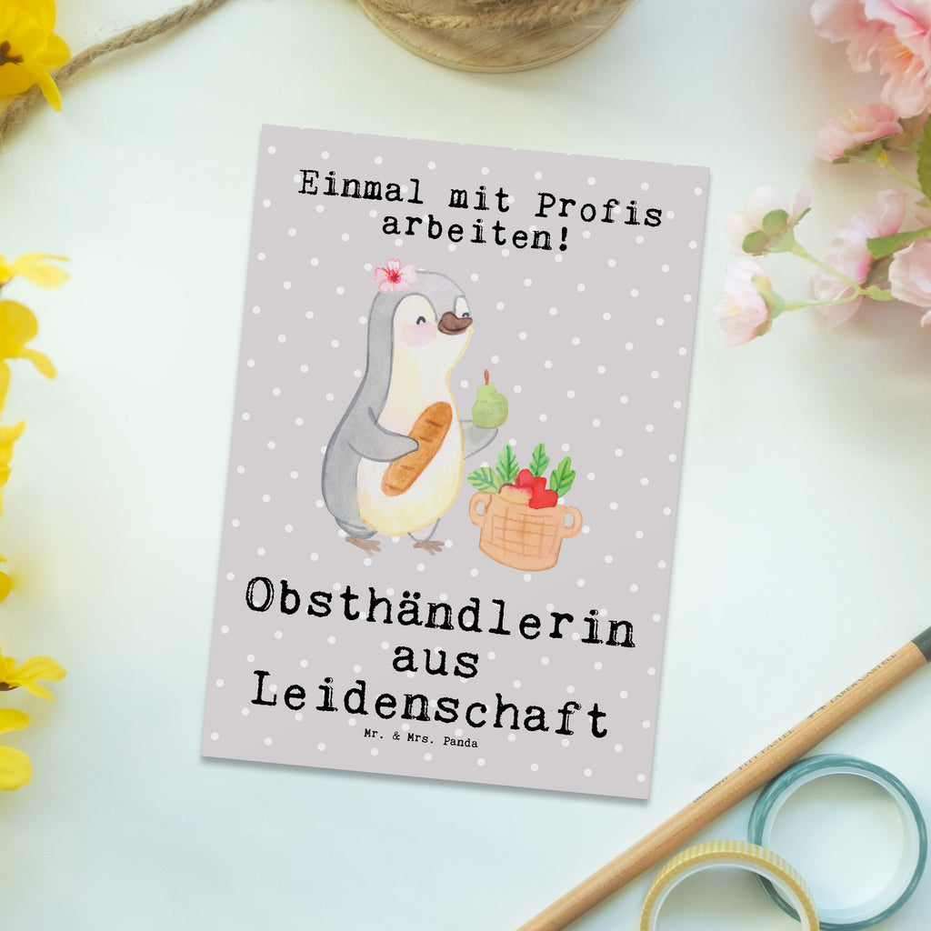 Postkarte Obsthändlerin aus Leidenschaft Postkarte, Karte, Geschenkkarte, Grußkarte, Einladung, Ansichtskarte, Geburtstagskarte, Einladungskarte, Dankeskarte, Ansichtskarten, Einladung Geburtstag, Einladungskarten Geburtstag, Beruf, Ausbildung, Jubiläum, Abschied, Rente, Kollege, Kollegin, Geschenk, Schenken, Arbeitskollege, Mitarbeiter, Firma, Danke, Dankeschön, Obsthändlerin, Obstverkäuferin, Wochenmarkthändlerin, Obstbäuerin, Obst- und Gemüsehändlerin, Obstplantage