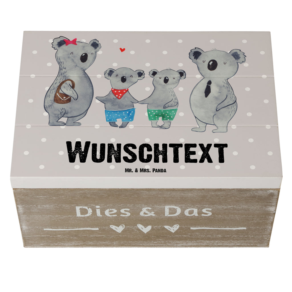 Personalisierte Holzkiste Koala Familie zwei Holzkiste mit Namen, Kiste mit Namen, Schatzkiste mit Namen, Truhe mit Namen, Schatulle mit Namen, Erinnerungsbox mit Namen, Erinnerungskiste, mit Namen, Dekokiste mit Namen, Aufbewahrungsbox mit Namen, Holzkiste Personalisiert, Kiste Personalisiert, Schatzkiste Personalisiert, Truhe Personalisiert, Schatulle Personalisiert, Erinnerungsbox Personalisiert, Erinnerungskiste Personalisiert, Dekokiste Personalisiert, Aufbewahrungsbox Personalisiert, Geschenkbox personalisiert, GEschenkdose personalisiert, Familie, Vatertag, Muttertag, Bruder, Schwester, Mama, Papa, Oma, Opa, Koala, Koalabär, beste Familie, Familienzeit, Familienleben, Koalafamilie, Lieblingsfamilie