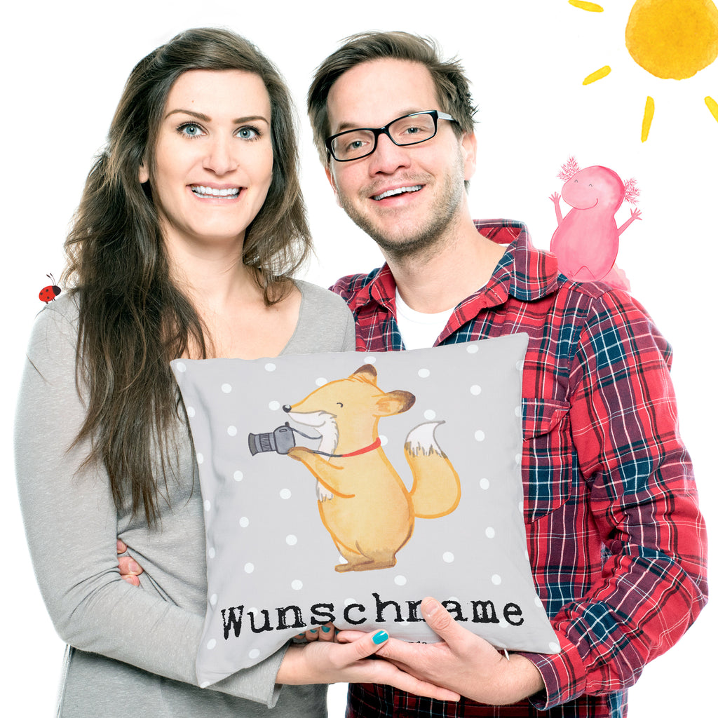 Personalisiertes Kissen Fotograf mit Herz Kissen, personalisiert, Name, Wunschname, bedrucken, Kopfkissen, Beruf, Ausbildung, Jubiläum, Abschied, Rente, Kollege, Kollegin, Geschenk, Schenken, Arbeitskollege, Mitarbeiter, Firma, Danke, Dankeschön, Fotograf, Fotoreporter, Hobbyfotograf, Hochzeitsfotograf, Fotografie, Profi Fotograf