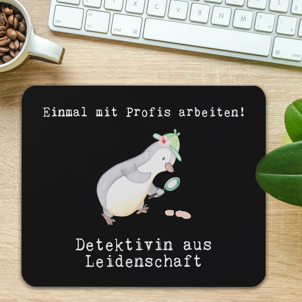 Mauspad Detektivin aus Leidenschaft Mousepad, Computer zubehör, Büroausstattung, PC Zubehör, Arbeitszimmer, Mauspad, Einzigartiges Mauspad, Designer Mauspad, Mausunterlage, Mauspad Büro, Beruf, Ausbildung, Jubiläum, Abschied, Rente, Kollege, Kollegin, Geschenk, Schenken, Arbeitskollege, Mitarbeiter, Firma, Danke, Dankeschön, Detektivin, Ermittlerin, Agentin, Privatdetektei, Berufsdetektivin, Wirtschaftsdetektei, Detektivausbildung, Spurensuche