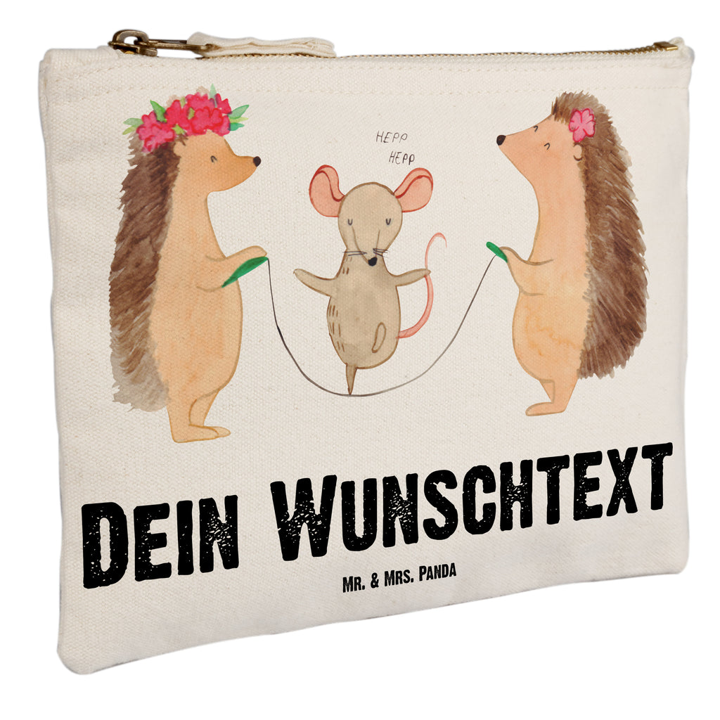 Personalisierte Schminktasche Igel Seilhüpfen Personalisierte Schminktasche, Personalisierte Kosmetiktasche, Personalisierter Kosmetikbeutel, Personalisiertes Stiftemäppchen, Personalisiertes Etui, Personalisierte Federmappe, Personalisierte Makeup Bag, Personalisiertes Schminketui, Personalisiertes Kosmetiketui, Personalisiertes Schlamperetui, Schminktasche mit Namen, Kosmetiktasche mit Namen, Kosmetikbeutel mit Namen, Stiftemäppchen mit Namen, Etui mit Namen, Federmappe mit Namen, Makeup Bg mit Namen, Schminketui mit Namen, Kosmetiketui mit Namen, Schlamperetui mit Namen, Schminktasche personalisieren, Schminktasche bedrucken, Schminktasche selbst gestalten, Tiermotive, Gute Laune, lustige Sprüche, Tiere, Igel, Maus, Seilspringen, Seilhüpfen, Kinder, Kindergarten