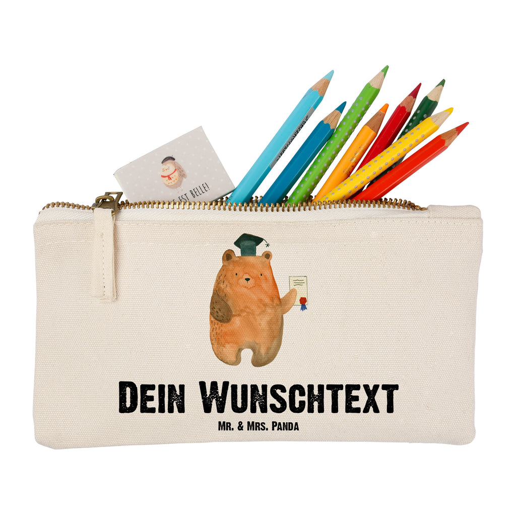 Personalisierte Schminktasche Prüfungsbär Personalisierte Schminktasche, Personalisierte Kosmetiktasche, Personalisierter Kosmetikbeutel, Personalisiertes Stiftemäppchen, Personalisiertes Etui, Personalisierte Federmappe, Personalisierte Makeup Bag, Personalisiertes Schminketui, Personalisiertes Kosmetiketui, Personalisiertes Schlamperetui, Schminktasche mit Namen, Kosmetiktasche mit Namen, Kosmetikbeutel mit Namen, Stiftemäppchen mit Namen, Etui mit Namen, Federmappe mit Namen, Makeup Bg mit Namen, Schminketui mit Namen, Kosmetiketui mit Namen, Schlamperetui mit Namen, Schminktasche personalisieren, Schminktasche bedrucken, Schminktasche selbst gestalten, Bär, Teddy, Teddybär, Abitur, Prüfungen, Prüfung bestanden, Abschluss, Zeugnis, Abschlusszeugnis