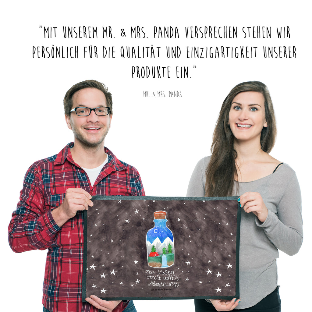 Fußmatte Flasche Abenteuer Türvorleger, Schmutzmatte, Fußabtreter, Matte, Schmutzfänger, Fußabstreifer, Schmutzfangmatte, Türmatte, Motivfußmatte, Haustürmatte, Vorleger, Fussmatten, Fußmatten, Gummimatte, Fußmatte außen, Fußmatte innen, Fussmatten online, Gummi Matte, Sauberlaufmatte, Fußmatte waschbar, Fußmatte outdoor, Schmutzfangmatte waschbar, Eingangsteppich, Fußabstreifer außen, Fußabtreter außen, Schmutzfangteppich, Fußmatte außen wetterfest, Blumen Deko, Frühlings Deko, Sommer Deko, Dekoration, positive Botschaft, Naturliebhaber, Outdoor, Natur, Abenteuer