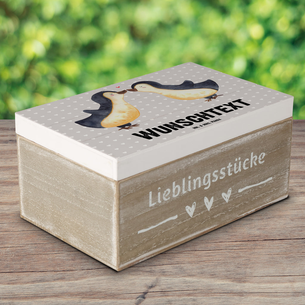 Personalisierte Holzkiste Pinguin Liebe Holzkiste mit Namen, Kiste mit Namen, Schatzkiste mit Namen, Truhe mit Namen, Schatulle mit Namen, Erinnerungsbox mit Namen, Erinnerungskiste, mit Namen, Dekokiste mit Namen, Aufbewahrungsbox mit Namen, Holzkiste Personalisiert, Kiste Personalisiert, Schatzkiste Personalisiert, Truhe Personalisiert, Schatulle Personalisiert, Erinnerungsbox Personalisiert, Erinnerungskiste Personalisiert, Dekokiste Personalisiert, Aufbewahrungsbox Personalisiert, Geschenkbox personalisiert, GEschenkdose personalisiert, Liebe, Partner, Freund, Freundin, Ehemann, Ehefrau, Heiraten, Verlobung, Heiratsantrag, Liebesgeschenk, Jahrestag, Hocheitstag, Pinguin, Pinguine, Pinguin Paar, Pinguinpaar, Pinguin Liebe, Paar, Pärchen. Liebespaar, Liebesbeweis, Liebesspruch, Hochzeitstag, Geschenk Freund, Geschenk Freundin, Verlobte, Verlobter, Love, Geschenk Hochzeitstag, Geschenkidee, Hochzeit, Gastgeschenk