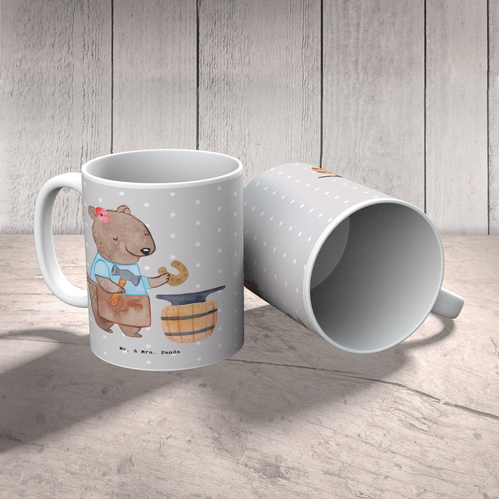 Tasse Schmiedin mit Herz Tasse, Kaffeetasse, Teetasse, Becher, Kaffeebecher, Teebecher, Keramiktasse, Porzellantasse, Büro Tasse, Geschenk Tasse, Tasse Sprüche, Tasse Motive, Kaffeetassen, Tasse bedrucken, Designer Tasse, Cappuccino Tassen, Schöne Teetassen, Beruf, Ausbildung, Jubiläum, Abschied, Rente, Kollege, Kollegin, Geschenk, Schenken, Arbeitskollege, Mitarbeiter, Firma, Danke, Dankeschön