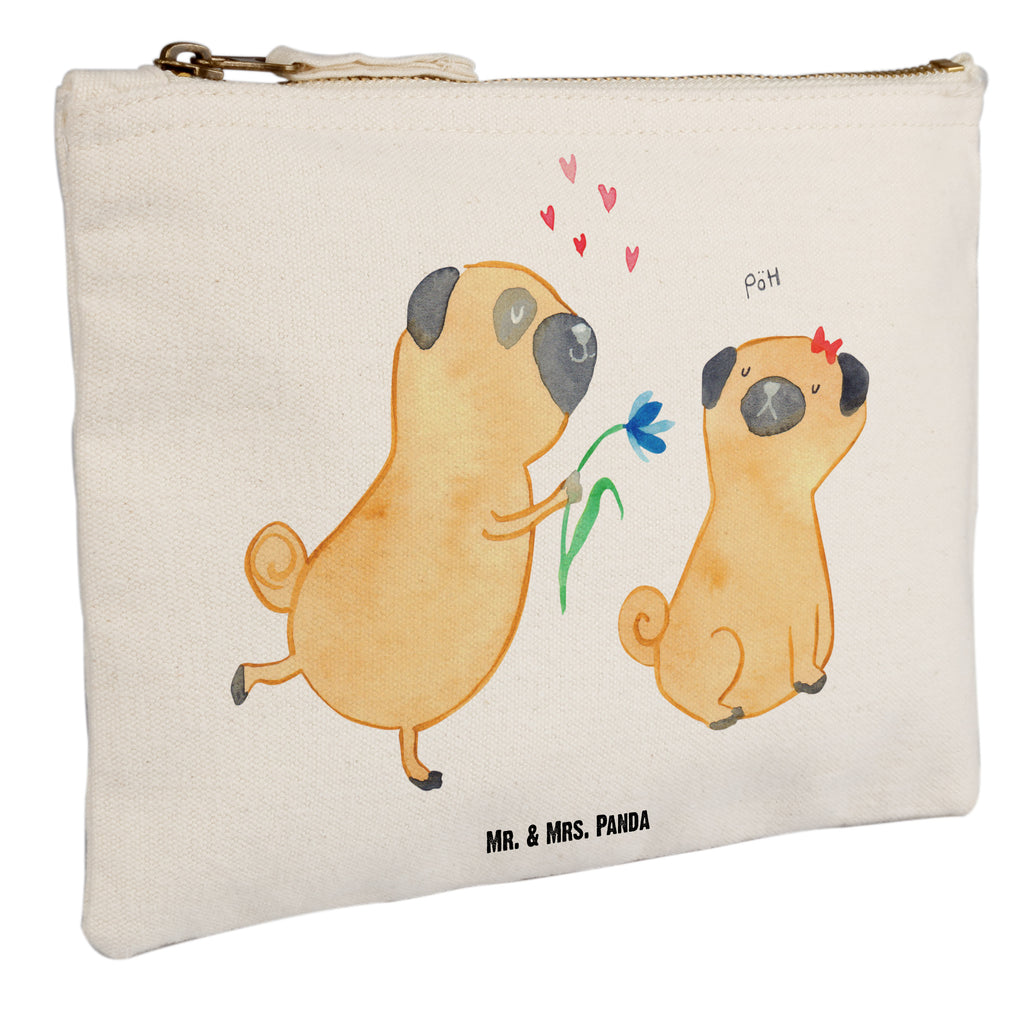 Schminktasche Mops verliebt Schminktasche, Kosmetiktasche, Kosmetikbeutel, Stiftemäppchen, Etui, Federmappe, Makeup, XXL, Schminketui, Kosmetiketui, Schlamperetui, Hund, Hundemotiv, Haustier, Hunderasse, Tierliebhaber, Hundebesitzer, Sprüche, Mops, Möpse, Hundeliebe, verliebt, Liebe, Liebesspruch. Verlobt, Geschenk Freund, Partner