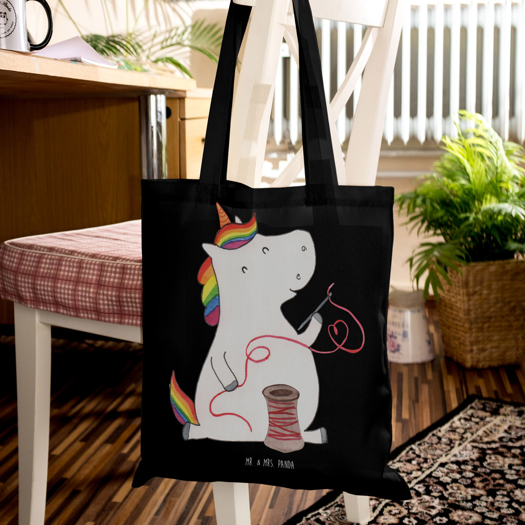 Tragetasche Einhorn Näherin Beuteltasche, Beutel, Einkaufstasche, Jutebeutel, Stoffbeutel, Tasche, Shopper, Umhängetasche, Strandtasche, Schultertasche, Stofftasche, Tragetasche, Badetasche, Jutetasche, Einkaufstüte, Laptoptasche, Einhorn, Einhörner, Einhorn Deko, Pegasus, Unicorn, Näherin, nähen, Mädchen, Freundin, Häkeln, Stricken, basteln, Nähzimmer