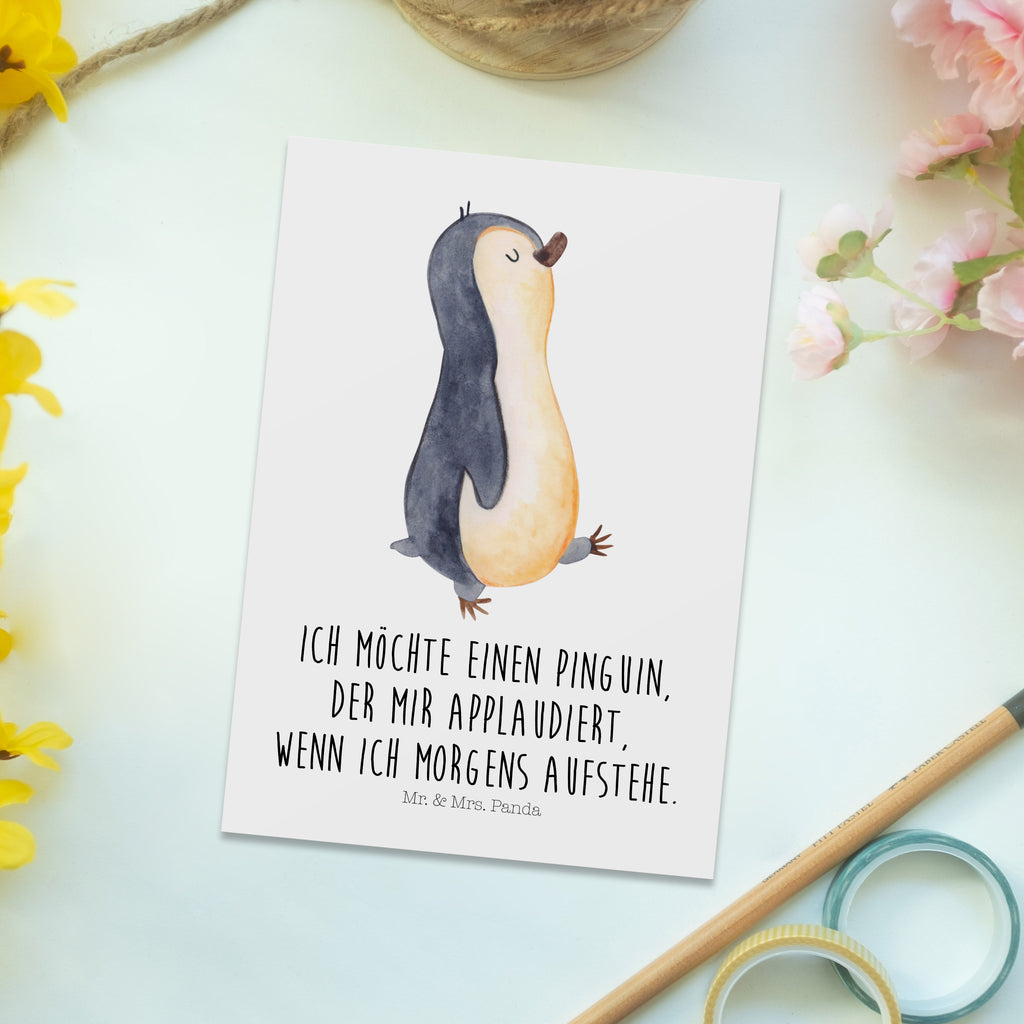 Postkarte Pinguin marschieren Postkarte, Karte, Geschenkkarte, Grußkarte, Einladung, Ansichtskarte, Geburtstagskarte, Einladungskarte, Dankeskarte, Ansichtskarten, Einladung Geburtstag, Einladungskarten Geburtstag, Pinguin, Pinguine, Frühaufsteher, Langschläfer, Bruder, Schwester, Familie