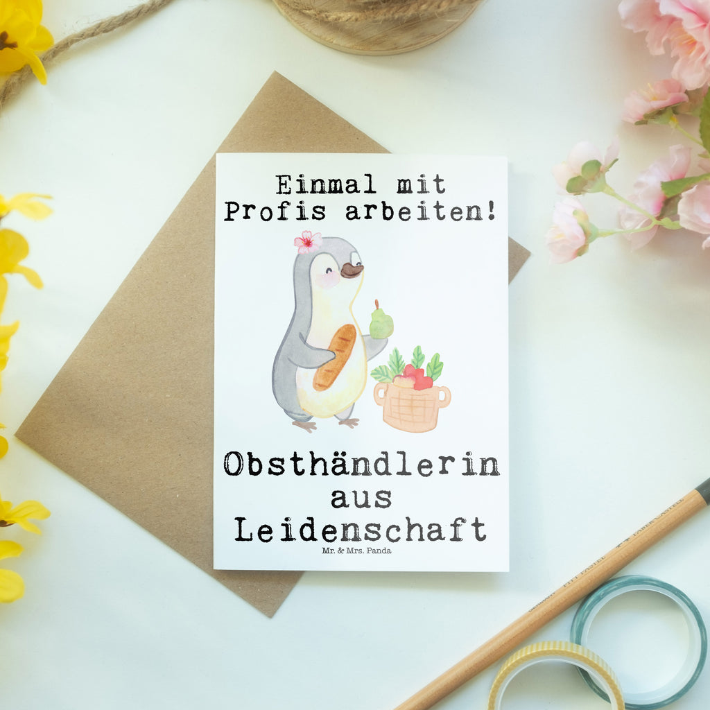 Grußkarte Obsthändlerin aus Leidenschaft Grußkarte, Klappkarte, Einladungskarte, Glückwunschkarte, Hochzeitskarte, Geburtstagskarte, Karte, Ansichtskarten, Beruf, Ausbildung, Jubiläum, Abschied, Rente, Kollege, Kollegin, Geschenk, Schenken, Arbeitskollege, Mitarbeiter, Firma, Danke, Dankeschön, Obsthändlerin, Obstverkäuferin, Wochenmarkthändlerin, Obstbäuerin, Obst- und Gemüsehändlerin, Obstplantage