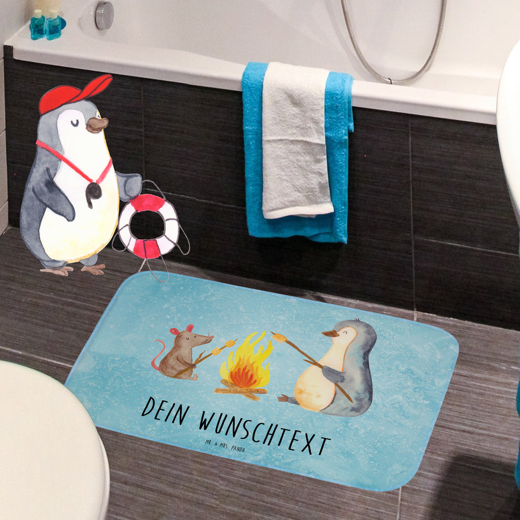 Personalisierter Badvorleger Pinguin Lagerfeuer Personalisierte Badematte, Personalisierter Badteppich, Personalisierter Duschvorleger, Personalisierter Badezimmerteppich, Personalisierter Badezimmermatte, Personalisierter Badvorleger, Personalisierter Duschmatte, Personalisierter Duschteppich, Badematte mit Namen, Badteppich mit Namen, Duschvorleger mit Namen, Badezimmerteppich mit Namen, Badezimmermatte mit Namen, Badvorleger mit Namen, Duschmatte mit Namen, Duschteppich mit Namen, Wunschtext, Badvorleger selbst bedrucken, Wunschname, Personalisieren, Pinguin, Maus, Pinguine, Lagerfeuer, Leben, Arbeit, Job, Motivation, Büro, Büroalltag, Lebensspruch, Lebensmotivation, Neustart, Liebe, grillen, Feuer, Marshmallows