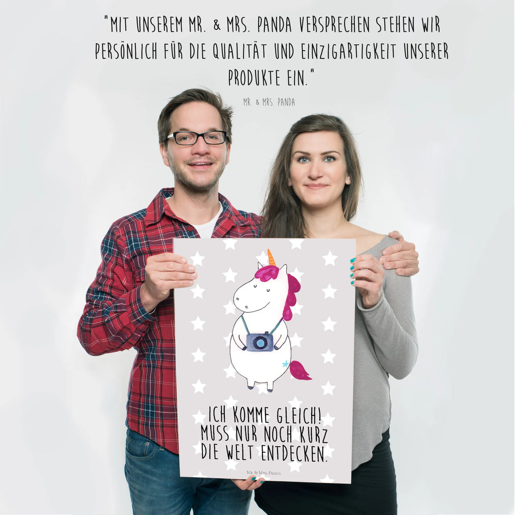 Poster Einhorn Fotograf Poster, Wandposter, Bild, Wanddeko, Küchenposter, Kinderposter, Wanddeko Bild, Raumdekoration, Wanddekoration, Handgemaltes Poster, Mr. & Mrs. Panda Poster, Designposter, Kunstdruck, Posterdruck, Einhorn, Einhörner, Einhorn Deko, Pegasus, Unicorn, Fotograf, Fotografie, Kamera, Reisen, Weltreise, Weltenbummler, Urlaub, Tourist, Kurztrip, Reise, Städtereise