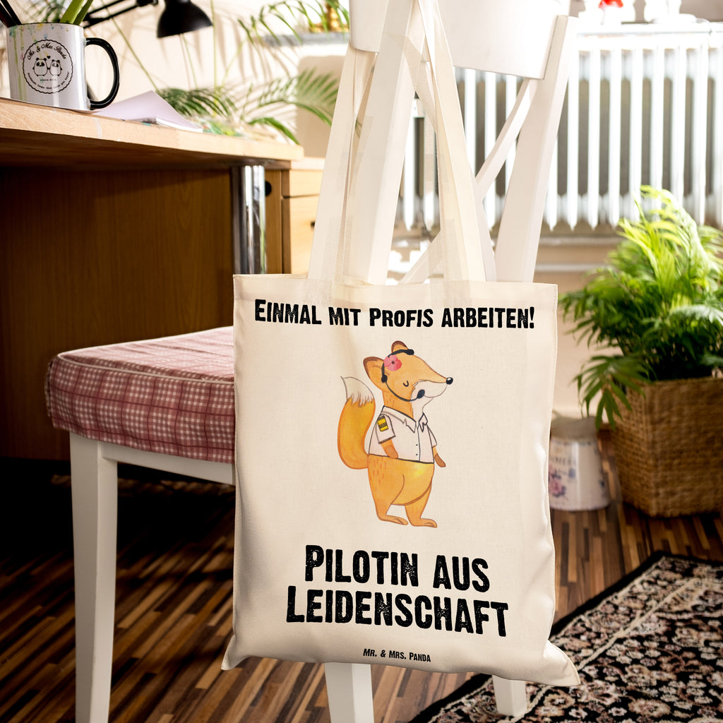 Tragetasche Pilotin aus Leidenschaft Beuteltasche, Beutel, Einkaufstasche, Jutebeutel, Stoffbeutel, Tasche, Shopper, Umhängetasche, Strandtasche, Schultertasche, Stofftasche, Tragetasche, Badetasche, Jutetasche, Einkaufstüte, Laptoptasche, Beruf, Ausbildung, Jubiläum, Abschied, Rente, Kollege, Kollegin, Geschenk, Schenken, Arbeitskollege, Mitarbeiter, Firma, Danke, Dankeschön, Pilotin, Flugkapitänin, Cockpit, Flugzeug