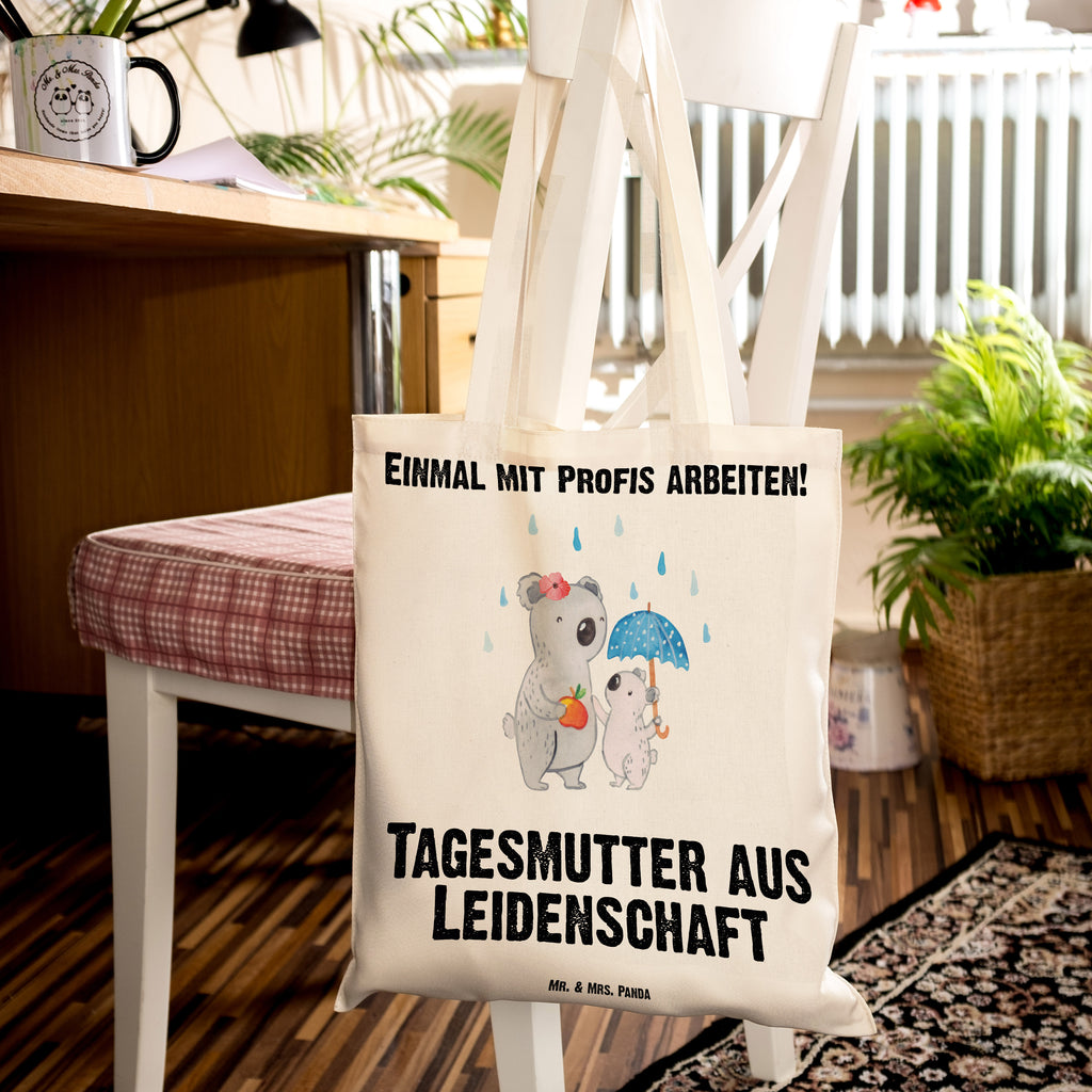 Tragetasche Tagesmutter aus Leidenschaft Beuteltasche, Beutel, Einkaufstasche, Jutebeutel, Stoffbeutel, Tasche, Shopper, Umhängetasche, Strandtasche, Schultertasche, Stofftasche, Tragetasche, Badetasche, Jutetasche, Einkaufstüte, Laptoptasche, Beruf, Ausbildung, Jubiläum, Abschied, Rente, Kollege, Kollegin, Geschenk, Schenken, Arbeitskollege, Mitarbeiter, Firma, Danke, Dankeschön