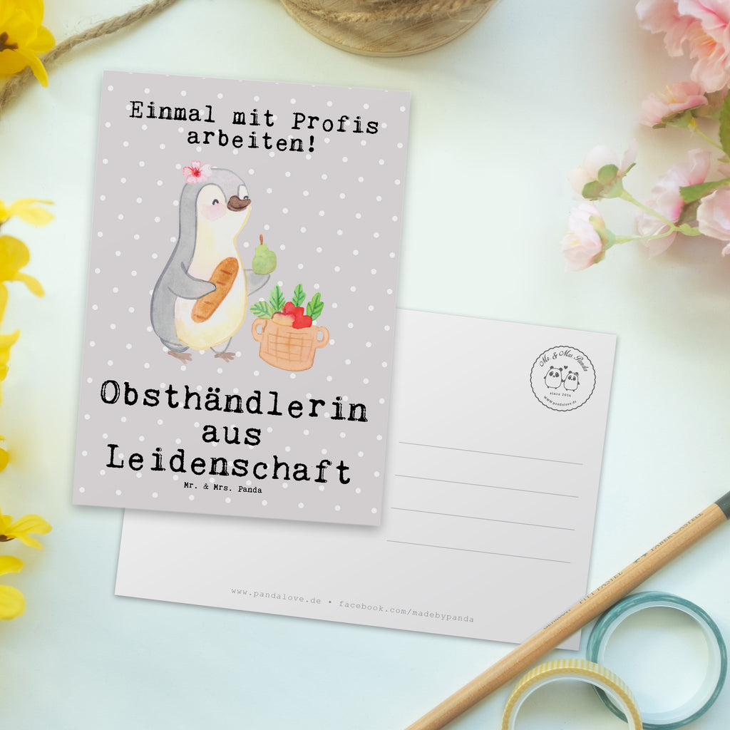 Postkarte Obsthändlerin aus Leidenschaft Postkarte, Karte, Geschenkkarte, Grußkarte, Einladung, Ansichtskarte, Geburtstagskarte, Einladungskarte, Dankeskarte, Ansichtskarten, Einladung Geburtstag, Einladungskarten Geburtstag, Beruf, Ausbildung, Jubiläum, Abschied, Rente, Kollege, Kollegin, Geschenk, Schenken, Arbeitskollege, Mitarbeiter, Firma, Danke, Dankeschön, Obsthändlerin, Obstverkäuferin, Wochenmarkthändlerin, Obstbäuerin, Obst- und Gemüsehändlerin, Obstplantage