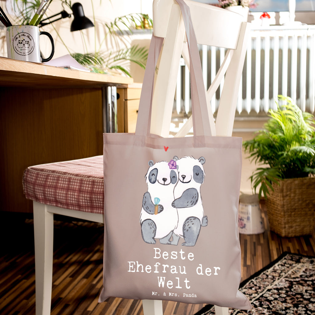 Tragetasche Panda Beste Ehefrau der Welt Beuteltasche, Beutel, Einkaufstasche, Jutebeutel, Stoffbeutel, Tasche, Shopper, Umhängetasche, Strandtasche, Schultertasche, Stofftasche, Tragetasche, Badetasche, Jutetasche, Einkaufstüte, Laptoptasche, für, Dankeschön, Geschenk, Schenken, Geburtstag, Geburtstagsgeschenk, Geschenkidee, Danke, Bedanken, Mitbringsel, Freude machen, Geschenktipp, Ehefrau, Beste, Frau, Partnerin, Freundin, Traumfrau, Hochzeit, Liebling, Ehepartner, Ehe, Gattin, Lebensgefährtin, Braut, Kleinigkeit