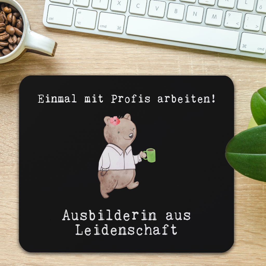 Mauspad Ausbilderin aus Leidenschaft Mousepad, Computer zubehör, Büroausstattung, PC Zubehör, Arbeitszimmer, Mauspad, Einzigartiges Mauspad, Designer Mauspad, Mausunterlage, Mauspad Büro, Beruf, Ausbildung, Jubiläum, Abschied, Rente, Kollege, Kollegin, Geschenk, Schenken, Arbeitskollege, Mitarbeiter, Firma, Danke, Dankeschön, Ausbilderin, Tutorin, Ausbilderprüfung