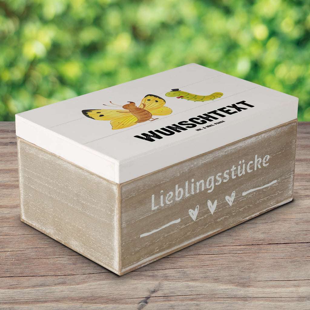 Personalisierte Holzkiste Raupe & Schmetterling Holzkiste mit Namen, Kiste mit Namen, Schatzkiste mit Namen, Truhe mit Namen, Schatulle mit Namen, Erinnerungsbox mit Namen, Erinnerungskiste, mit Namen, Dekokiste mit Namen, Aufbewahrungsbox mit Namen, Holzkiste Personalisiert, Kiste Personalisiert, Schatzkiste Personalisiert, Truhe Personalisiert, Schatulle Personalisiert, Erinnerungsbox Personalisiert, Erinnerungskiste Personalisiert, Dekokiste Personalisiert, Aufbewahrungsbox Personalisiert, Geschenkbox personalisiert, GEschenkdose personalisiert, Tiermotive, Gute Laune, lustige Sprüche, Tiere, Raupe, Schmetterling, Zitronenfalter, Entwicklung, Erwachsen werden, Kokon, Hut, Hütchen, Schönheit, Aufwachsen