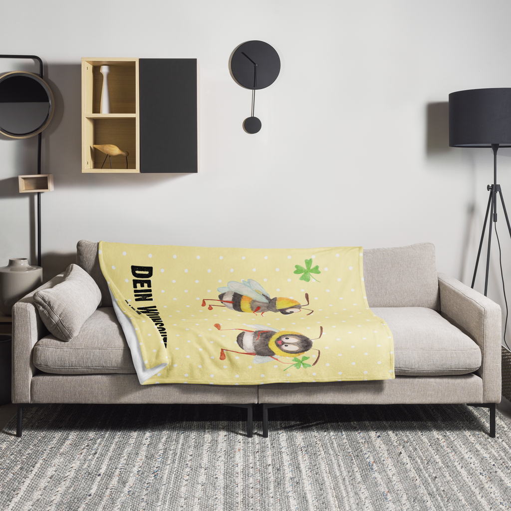 Personalisierte Decke Hummeln mit Kleeblatt Personalisierte Decke, Decke mit Namen, Kuscheldecke mit Namen, Decke bedrucken, Kuscheldecke bedrucken, Tiermotive, Gute Laune, lustige Sprüche, Tiere, Hummel, Biene, Spruch positiv, Biene Deko, Spruch schön, glücklich sein, glücklich werden, Spruch fröhlich