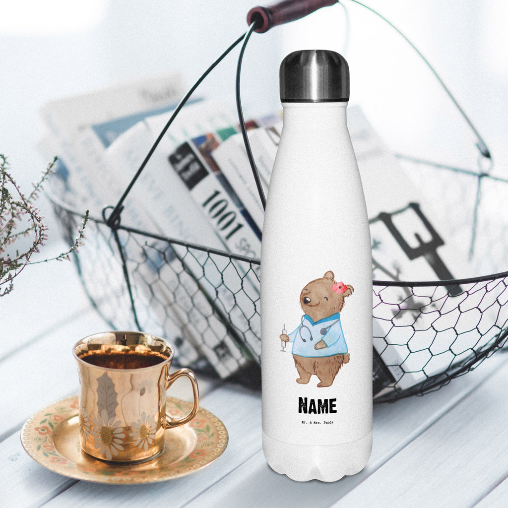 Personalisierte Thermosflasche Krankenpflegehelferin mit Herz Personalisierte Isolierflasche, Personalisierte Thermoflasche, Personalisierte Trinkflasche, Trinkflasche Mit Namen, Wunschname, Bedrucken, Namensflasche, Beruf, Ausbildung, Jubiläum, Abschied, Rente, Kollege, Kollegin, Geschenk, Schenken, Arbeitskollege, Mitarbeiter, Firma, Danke, Dankeschön, Krankenpflegehelferin, Pflegehelferin, Pflegekraft