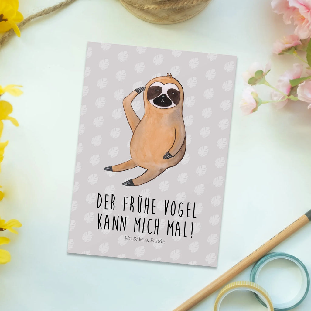 Postkarte Faultier Vogel Postkarte, Karte, Geschenkkarte, Grußkarte, Einladung, Ansichtskarte, Geburtstagskarte, Einladungskarte, Dankeskarte, Ansichtskarten, Einladung Geburtstag, Einladungskarten Geburtstag, Faultier, Faultier Geschenk, Faultier Deko, Faultiere, faul, Lieblingstier, Spinner, früher Vogel, der frühe Vogel, Frühaufsteher, Morgenmuffel, Vogel, Faultierwelt