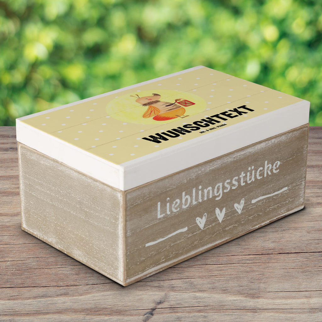 Personalisierte Holzkiste Glühwürmchen Holzkiste mit Namen, Kiste mit Namen, Schatzkiste mit Namen, Truhe mit Namen, Schatulle mit Namen, Erinnerungsbox mit Namen, Erinnerungskiste, mit Namen, Dekokiste mit Namen, Aufbewahrungsbox mit Namen, Holzkiste Personalisiert, Kiste Personalisiert, Schatzkiste Personalisiert, Truhe Personalisiert, Schatulle Personalisiert, Erinnerungsbox Personalisiert, Erinnerungskiste Personalisiert, Dekokiste Personalisiert, Aufbewahrungsbox Personalisiert, Geschenkbox personalisiert, GEschenkdose personalisiert, Tiermotive, Gute Laune, lustige Sprüche, Tiere, Glühwürmchen, Glühwurm, Falter, Liebe, Leuchten, magisch, Liebesbeweis, Lieblingsmensch, Verlobung, Heiratsantrag, Jahrestag, Liebesspruch