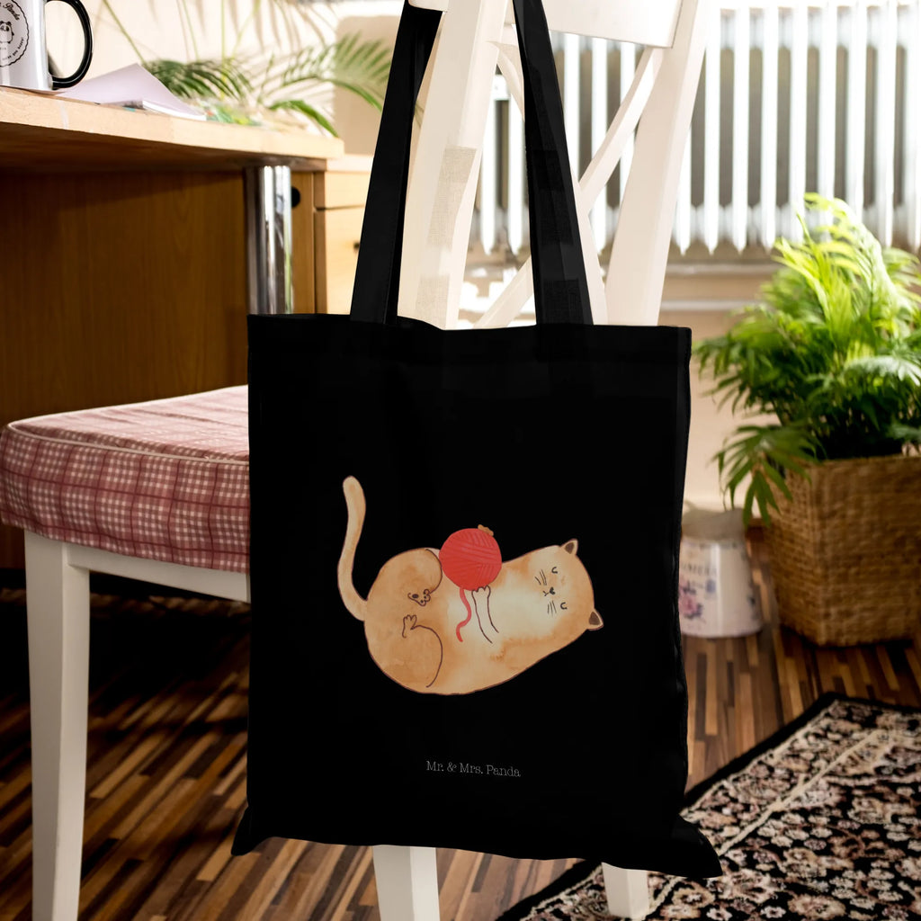 Tragetasche Katze Wolle Beuteltasche, Beutel, Einkaufstasche, Jutebeutel, Stoffbeutel, Tasche, Shopper, Umhängetasche, Strandtasche, Schultertasche, Stofftasche, Tragetasche, Badetasche, Jutetasche, Einkaufstüte, Laptoptasche, Katze, Katzenmotiv, Katzenfan, Katzendeko, Katzenfreund, Katzenliebhaber, Katzenprodukte, Katzenartikel, Katzenaccessoires, Katzensouvenirs, Katzenliebhaberprodukte, Katzenmotive, Katzen, Kater, Mietze, Cat, Cats, Katzenhalter, Katzenbesitzerin, Haustier, Wollknäuel, Wolle, Spielen, Spiel, verspielt