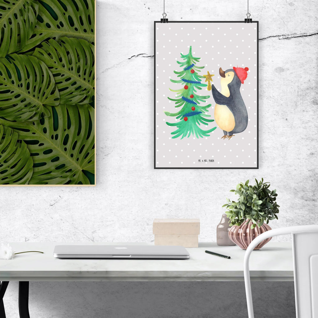 Poster Pinguin Weihnachtsbaum Poster, Wandposter, Bild, Wanddeko, Küchenposter, Kinderposter, Wanddeko Bild, Raumdekoration, Wanddekoration, Handgemaltes Poster, Mr. & Mrs. Panda Poster, Designposter, Kunstdruck, Posterdruck, Winter, Weihnachten, Weihnachtsdeko, Nikolaus, Advent, Heiligabend, Wintermotiv, Pinguin