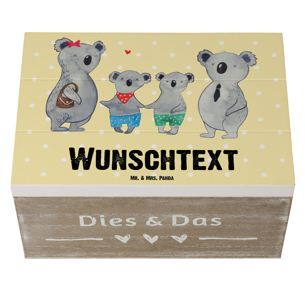 Personalisierte Holzkiste Koala Familie zwei Holzkiste mit Namen, Kiste mit Namen, Schatzkiste mit Namen, Truhe mit Namen, Schatulle mit Namen, Erinnerungsbox mit Namen, Erinnerungskiste, mit Namen, Dekokiste mit Namen, Aufbewahrungsbox mit Namen, Holzkiste Personalisiert, Kiste Personalisiert, Schatzkiste Personalisiert, Truhe Personalisiert, Schatulle Personalisiert, Erinnerungsbox Personalisiert, Erinnerungskiste Personalisiert, Dekokiste Personalisiert, Aufbewahrungsbox Personalisiert, Geschenkbox personalisiert, GEschenkdose personalisiert, Familie, Vatertag, Muttertag, Bruder, Schwester, Mama, Papa, Oma, Opa, Koala, Koalabär, beste Familie, Familienzeit, Familienleben, Koalafamilie, Lieblingsfamilie