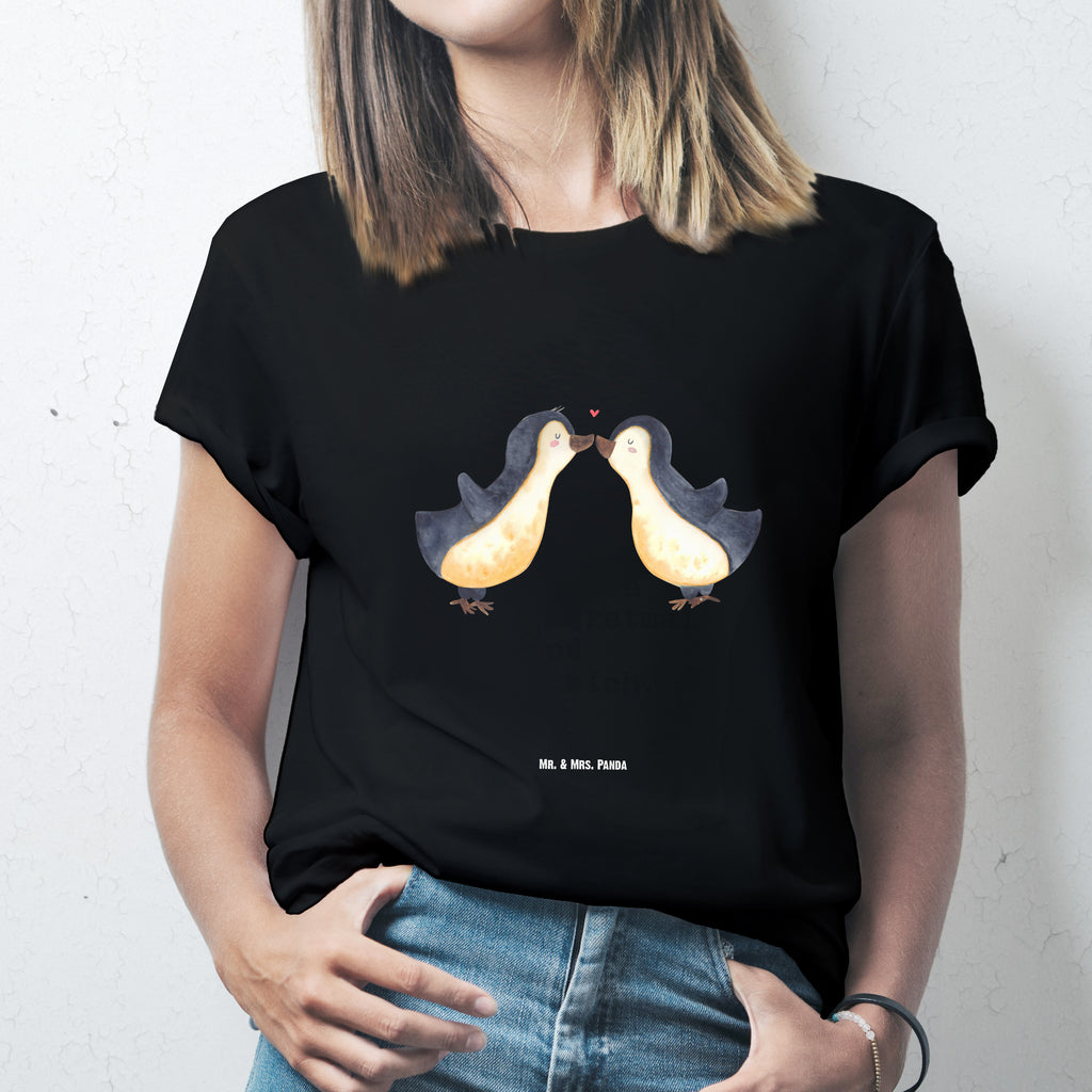 T-Shirt Standard Pinguin Liebe T-Shirt, Shirt, Tshirt, Lustiges T-Shirt, T-Shirt mit Spruch, Party, Junggesellenabschied, Jubiläum, Geburstag, Herrn, Damen, Männer, Frauen, Schlafshirt, Nachthemd, Sprüche, Liebe, Partner, Freund, Freundin, Ehemann, Ehefrau, Heiraten, Verlobung, Heiratsantrag, Liebesgeschenk, Jahrestag, Hocheitstag, Pinguin, Pinguine, Pinguin Paar, Pinguinpaar, Pinguin Liebe, Paar, Pärchen. Liebespaar, Liebesbeweis, Liebesspruch, Hochzeitstag, Geschenk Freund, Geschenk Freundin, Verlobte, Verlobter, Love, Geschenk Hochzeitstag, Geschenkidee, Hochzeit, Gastgeschenk