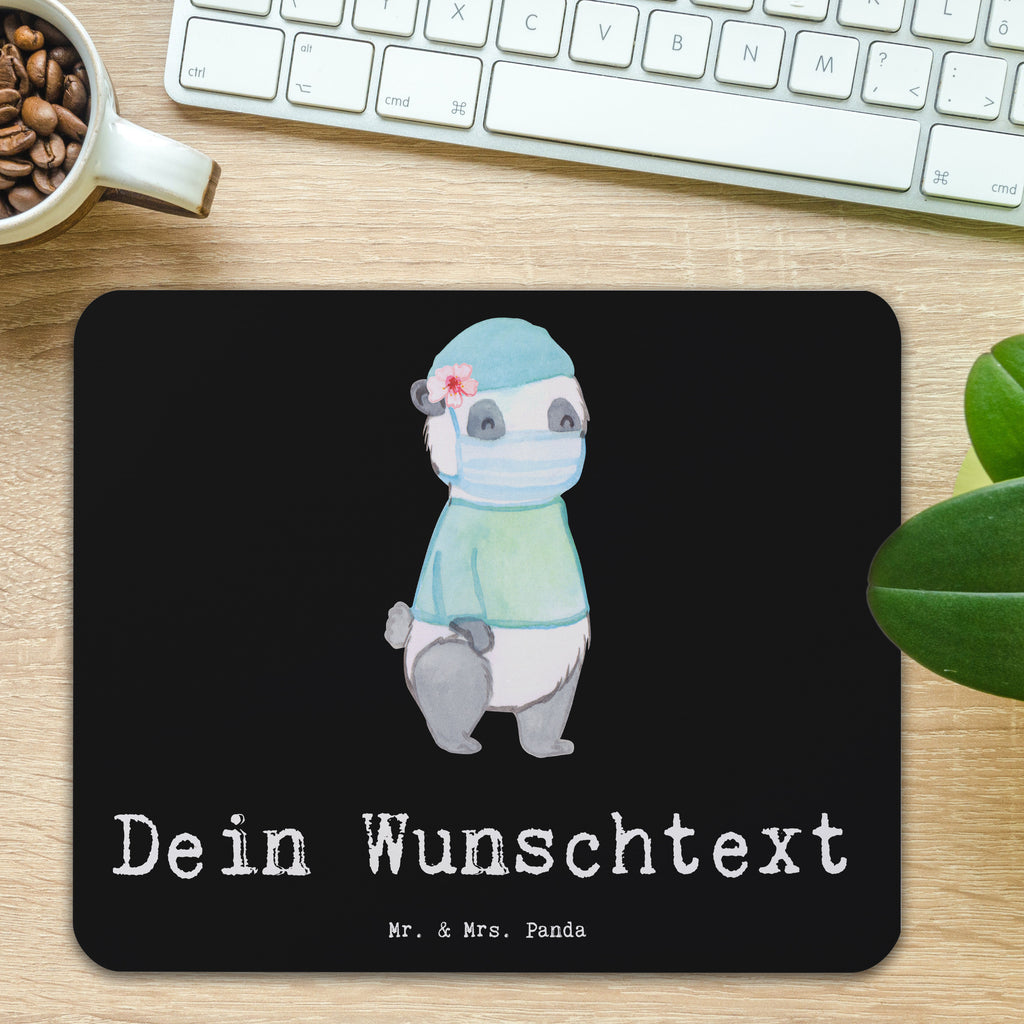 Personalisiertes Mauspad Chirurgin mit Herz Personalisiertes Mousepad, Personalisiertes Mouse Pad, Personalisiertes Mauspad, Mauspad mit Namen, Mousepad mit Namen, Mauspad bedrucken, Mousepad bedrucken, Namensaufdruck, selbst bedrucken, Arbeitszimmer Geschenk, Büro Geschenk, Mouse Pad mit Namen, Selbst bedrucken, Individuelles Mauspad, Einzigartiges Mauspad, Mauspad mit Namen gestalten, Beruf, Ausbildung, Jubiläum, Abschied, Rente, Kollege, Kollegin, Geschenk, Schenken, Arbeitskollege, Mitarbeiter, Firma, Danke, Dankeschön, Chirurgin, Unfallchirurgini, Notfallchirurgin, Krankenhaus, Ärztin, Medizinerin