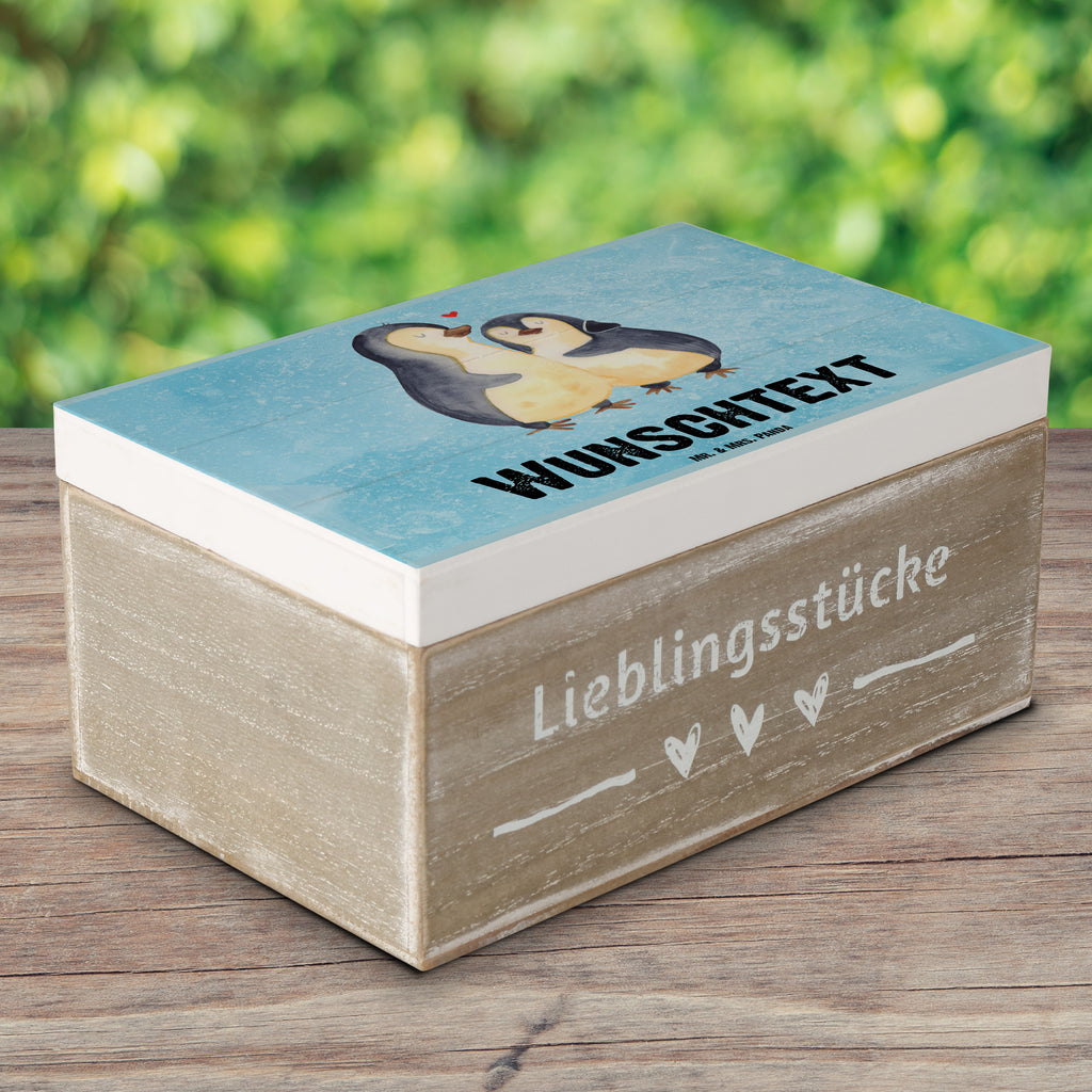 Personalisierte Holzkiste Pinguin umarmend Holzkiste mit Namen, Kiste mit Namen, Schatzkiste mit Namen, Truhe mit Namen, Schatulle mit Namen, Erinnerungsbox mit Namen, Erinnerungskiste, mit Namen, Dekokiste mit Namen, Aufbewahrungsbox mit Namen, Holzkiste Personalisiert, Kiste Personalisiert, Schatzkiste Personalisiert, Truhe Personalisiert, Schatulle Personalisiert, Erinnerungsbox Personalisiert, Erinnerungskiste Personalisiert, Dekokiste Personalisiert, Aufbewahrungsbox Personalisiert, Geschenkbox personalisiert, GEschenkdose personalisiert, Pinguin, Liebe, Liebespaar, Liebesbeweis, Liebesgeschenk, Verlobung, Jahrestag, Hochzeitstag, Hochzeit, Hochzeitsgeschenk