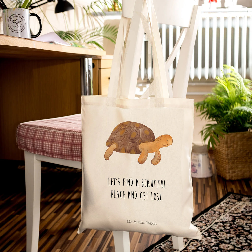 Tragetasche Schildkröte Marschieren Beuteltasche, Beutel, Einkaufstasche, Jutebeutel, Stoffbeutel, Tasche, Shopper, Umhängetasche, Strandtasche, Schultertasche, Stofftasche, Tragetasche, Badetasche, Jutetasche, Einkaufstüte, Laptoptasche, Meerestiere, Meer, Urlaub, Schildkröte, Schildkröten, get lost, Abenteuer, Reiselust, Inspiration, Neustart, Motivation, Lieblingsmensch