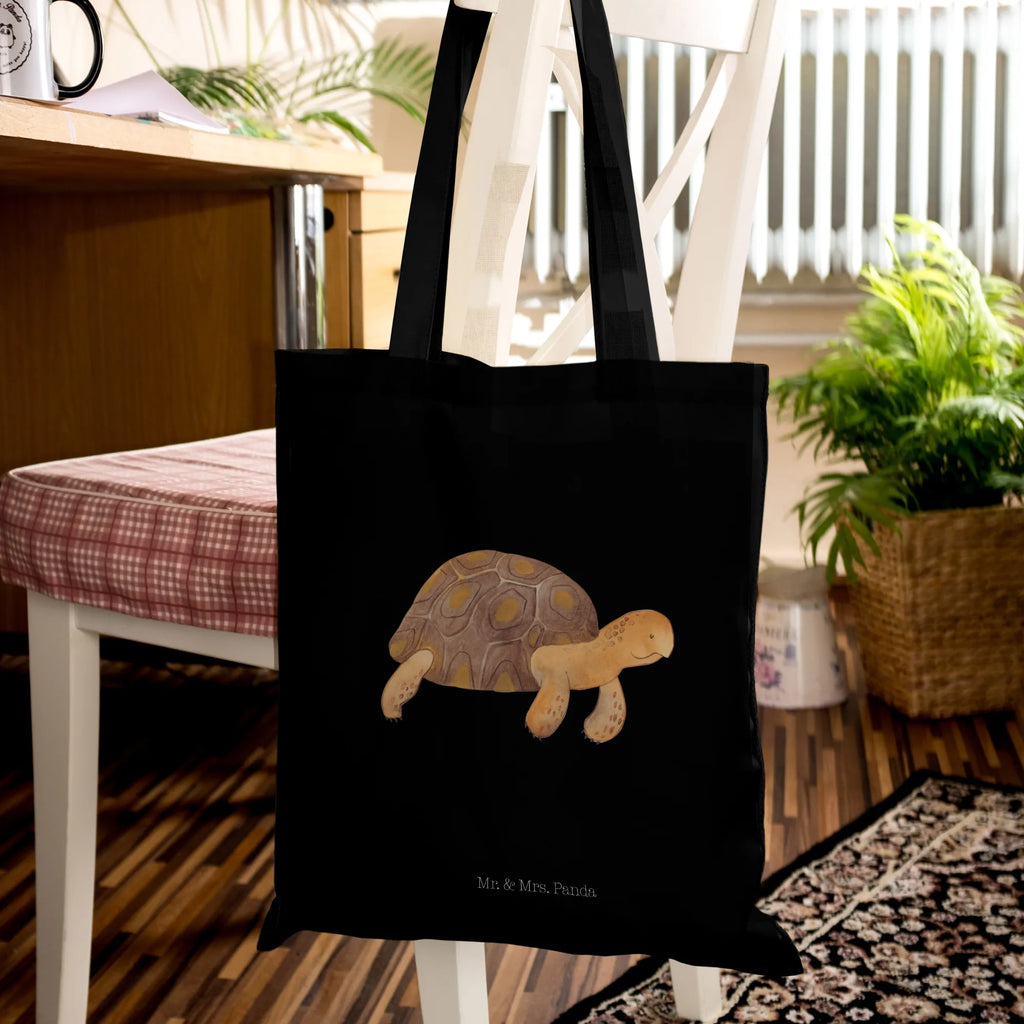 Tragetasche Schildkröte Marschieren Beuteltasche, Beutel, Einkaufstasche, Jutebeutel, Stoffbeutel, Tasche, Shopper, Umhängetasche, Strandtasche, Schultertasche, Stofftasche, Tragetasche, Badetasche, Jutetasche, Einkaufstüte, Laptoptasche, Meerestiere, Meer, Urlaub, Schildkröte, Schildkröten, get lost, Abenteuer, Reiselust, Inspiration, Neustart, Motivation, Lieblingsmensch