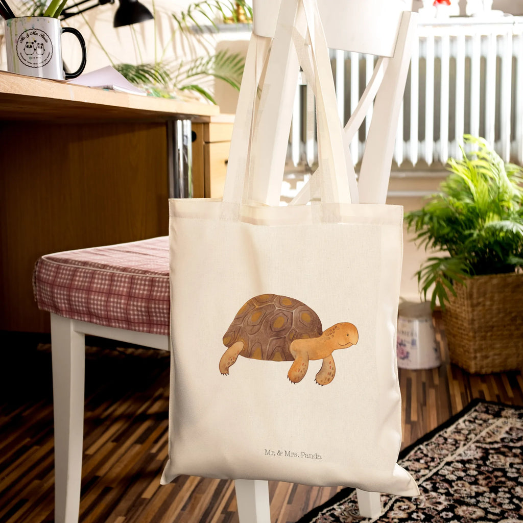 Tragetasche Schildkröte Marschieren Beuteltasche, Beutel, Einkaufstasche, Jutebeutel, Stoffbeutel, Tasche, Shopper, Umhängetasche, Strandtasche, Schultertasche, Stofftasche, Tragetasche, Badetasche, Jutetasche, Einkaufstüte, Laptoptasche, Meerestiere, Meer, Urlaub, Schildkröte, Schildkröten, get lost, Abenteuer, Reiselust, Inspiration, Neustart, Motivation, Lieblingsmensch