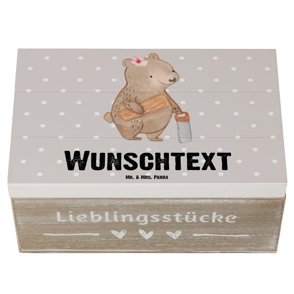 Personalisierte Holzkiste Schreinerin Herz Holzkiste mit Namen, Kiste mit Namen, Schatzkiste mit Namen, Truhe mit Namen, Schatulle mit Namen, Erinnerungsbox mit Namen, Erinnerungskiste, mit Namen, Dekokiste mit Namen, Aufbewahrungsbox mit Namen, Holzkiste Personalisiert, Kiste Personalisiert, Schatzkiste Personalisiert, Truhe Personalisiert, Schatulle Personalisiert, Erinnerungsbox Personalisiert, Erinnerungskiste Personalisiert, Dekokiste Personalisiert, Aufbewahrungsbox Personalisiert, Geschenkbox personalisiert, GEschenkdose personalisiert, Beruf, Ausbildung, Jubiläum, Abschied, Rente, Kollege, Kollegin, Geschenk, Schenken, Arbeitskollege, Mitarbeiter, Firma, Danke, Dankeschön