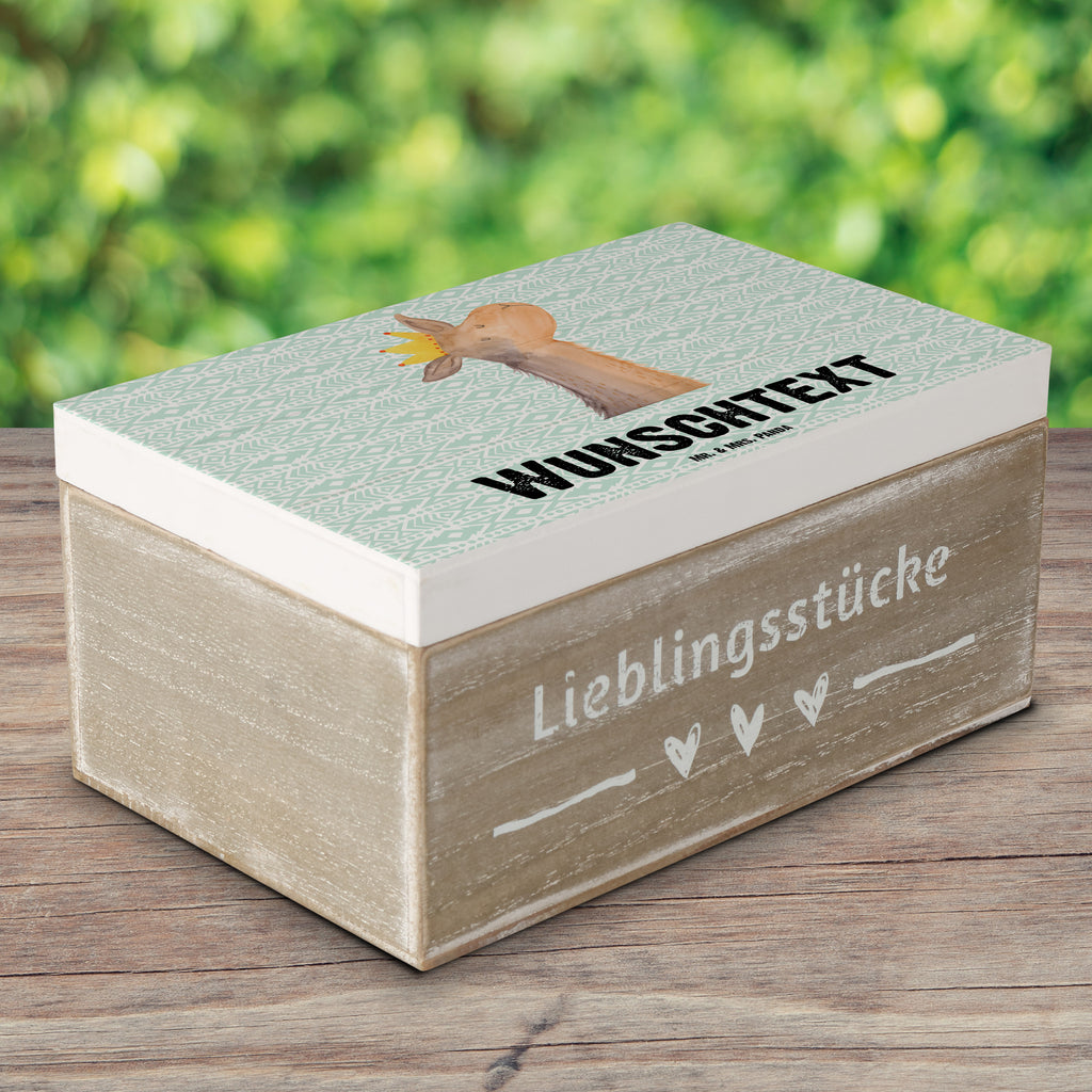 Personalisierte Holzkiste Lamakopf König Holzkiste mit Namen, Kiste mit Namen, Schatzkiste mit Namen, Truhe mit Namen, Schatulle mit Namen, Erinnerungsbox mit Namen, Erinnerungskiste, mit Namen, Dekokiste mit Namen, Aufbewahrungsbox mit Namen, Holzkiste Personalisiert, Kiste Personalisiert, Schatzkiste Personalisiert, Truhe Personalisiert, Schatulle Personalisiert, Erinnerungsbox Personalisiert, Erinnerungskiste Personalisiert, Dekokiste Personalisiert, Aufbewahrungsbox Personalisiert, Geschenkbox personalisiert, GEschenkdose personalisiert, Lama, Alpaka, Lamas, König, Königin, Freundin, Mama, Papa, Büro Kollege, Kollegin, Chef, Vorgesetzter, Abi, Abitur