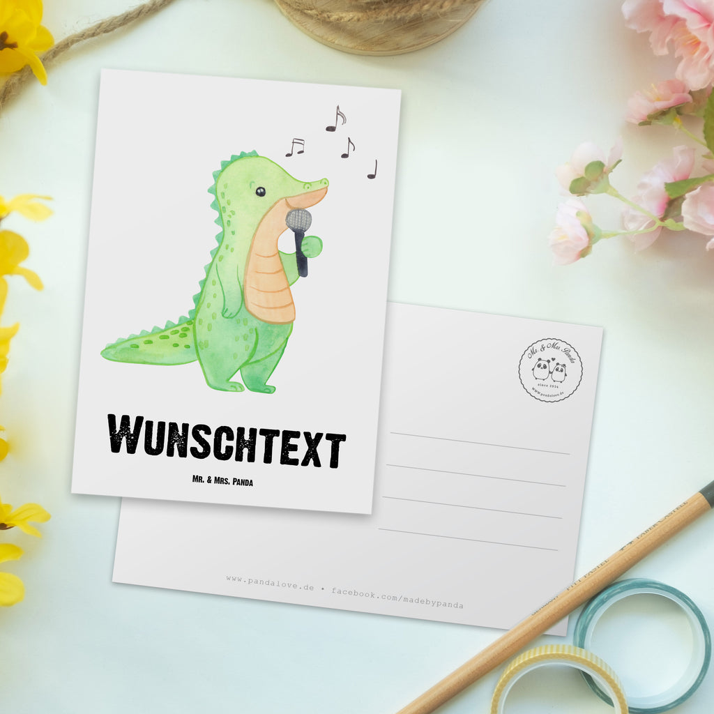 Personalisierte Postkarte Krokodil Singen Postkarte mit Namen, Postkarte bedrucken, Postkarte mit Wunschtext, Postkarte personalisierbar, Geschenkkarte mit Namen, Grußkarte mit Namen, Karte mit Namen, Einladung mit Namen, Ansichtskarte mit Namen, Geschenkkarte mit Wunschtext, Grußkarte mit Wunschtext, Karte mit Wunschtext, Einladung mit Wunschtext, Ansichtskarte mit Wunschtext, Geschenk, Sport, Sportart, Hobby, Schenken, Danke, Dankeschön, Auszeichnung, Gewinn, Sportler, Singen, Band, Live Auftritt, Gesang, Hobbysänger