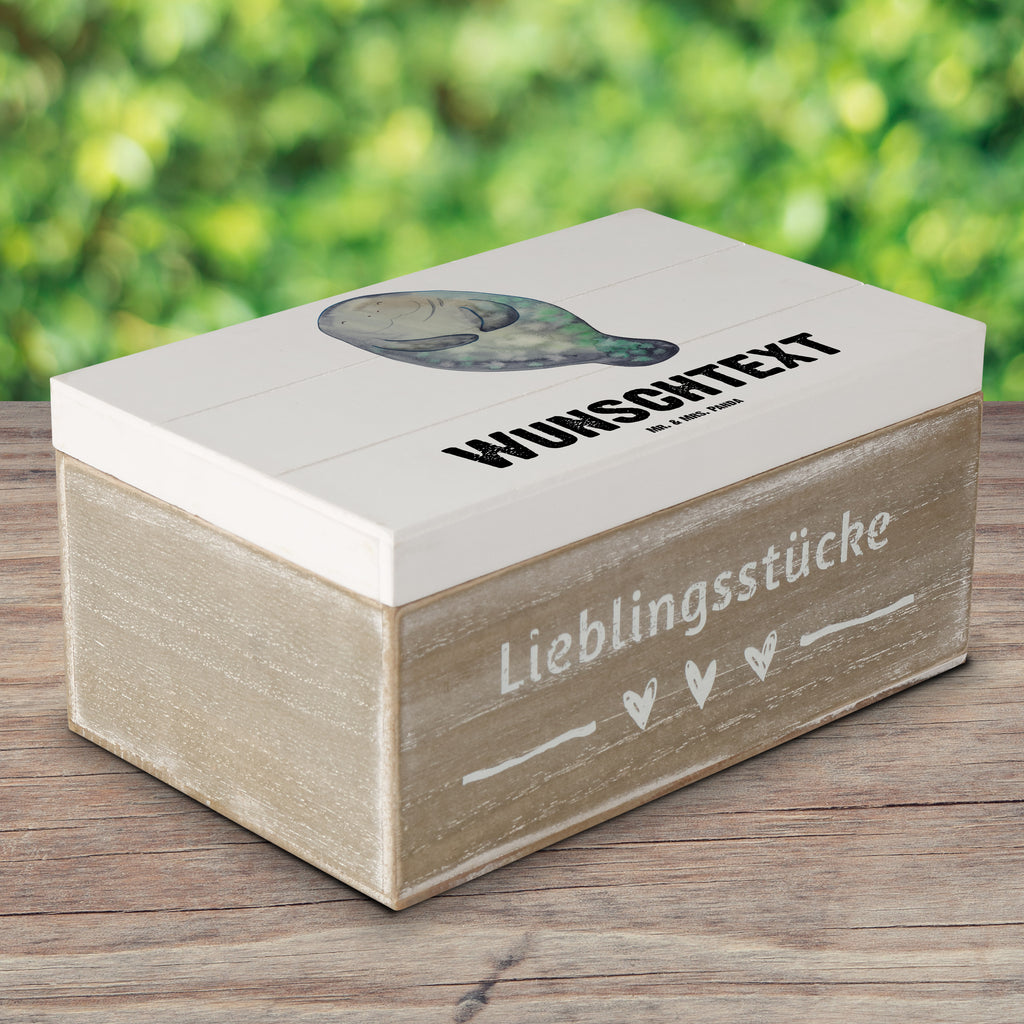 Personalisierte Holzkiste Seekuh happy Holzkiste mit Namen, Kiste mit Namen, Schatzkiste mit Namen, Truhe mit Namen, Schatulle mit Namen, Erinnerungsbox mit Namen, Erinnerungskiste, mit Namen, Dekokiste mit Namen, Aufbewahrungsbox mit Namen, Holzkiste Personalisiert, Kiste Personalisiert, Schatzkiste Personalisiert, Truhe Personalisiert, Schatulle Personalisiert, Erinnerungsbox Personalisiert, Erinnerungskiste Personalisiert, Dekokiste Personalisiert, Aufbewahrungsbox Personalisiert, Geschenkbox personalisiert, GEschenkdose personalisiert, Meerestiere, Meer, Urlaub, Seekuh, Seekühe, Selbstliebe, Respekt, Neuanfang, Neustart, Achtsamkeit, Zufrieden, Liebeskummer, Freundin